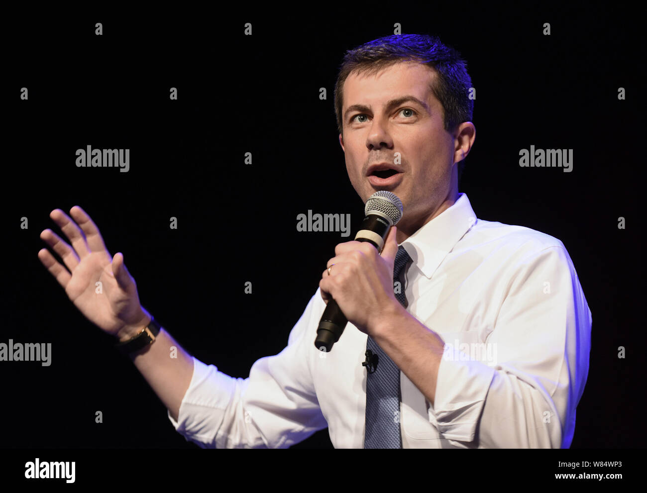 Orlando, United States. 07th Aug, 2019. August 7, 2019 - Orlando, Florida, United States - South Bend, Indiana Mayor and Democratic presidential candidate Pete Buttigieg speaks at a grassroots event at the Plaza Live on August 7, 2019 in Orlando, Florida. Credit: Paul Hennessy/Alamy Live News Stock Photo