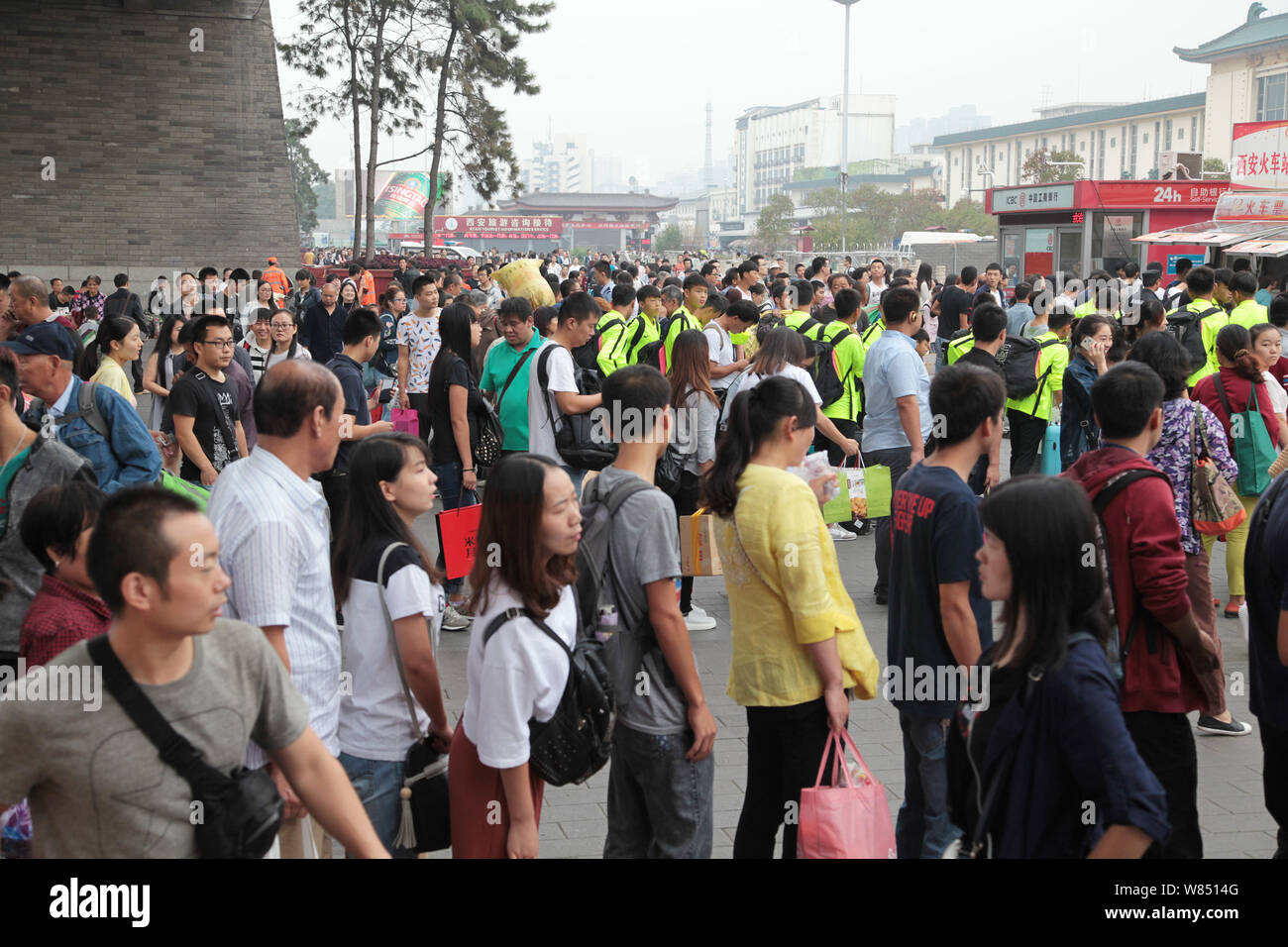 Queue Inchina Chinese passengers queue up in front of the Xi'an Railway Station ...