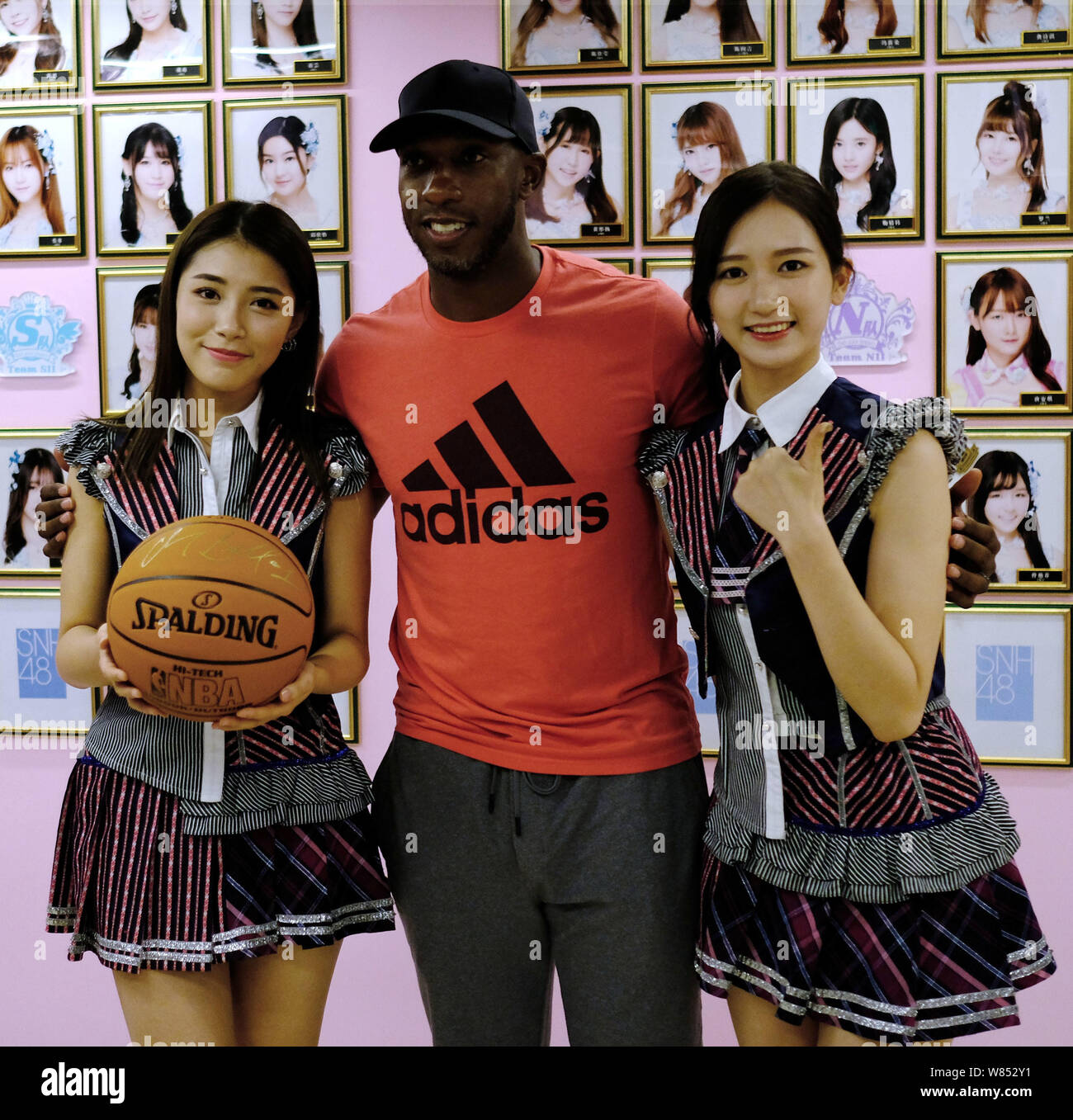 Retired Nba Star Chauncey Billups Center Poses With Dai Meng Left And Wu Zhehan Right Of Chinese Girl Group Snh48 At Their Concert In Shanghai Stock Photo Alamy