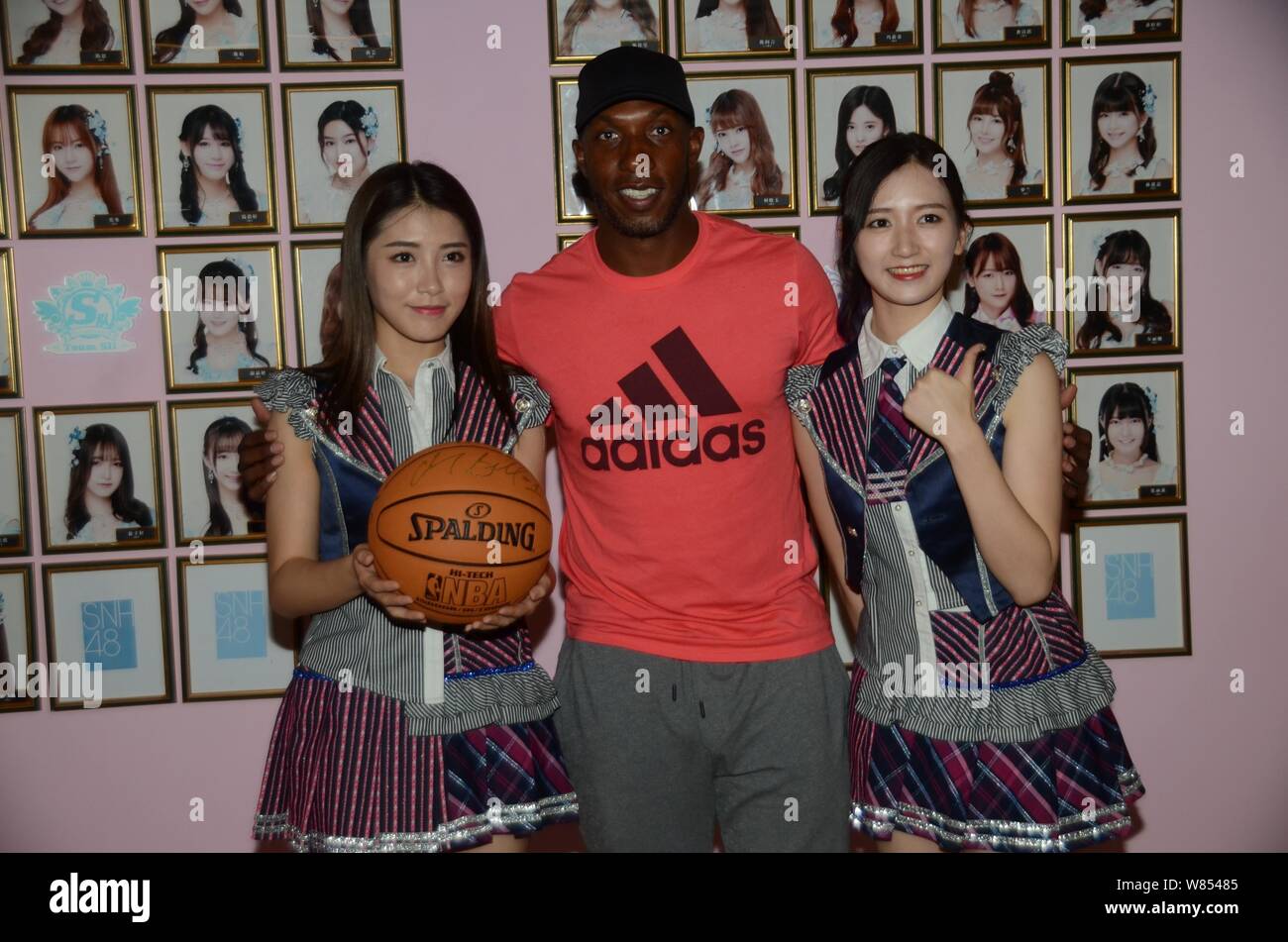 Retired NBA star Chauncey Billups, center, poses with Dai Meng, left, and Wu Zhehan, right, of Chinese girl group SNH48 at their concert in Shanghai, Stock Photo