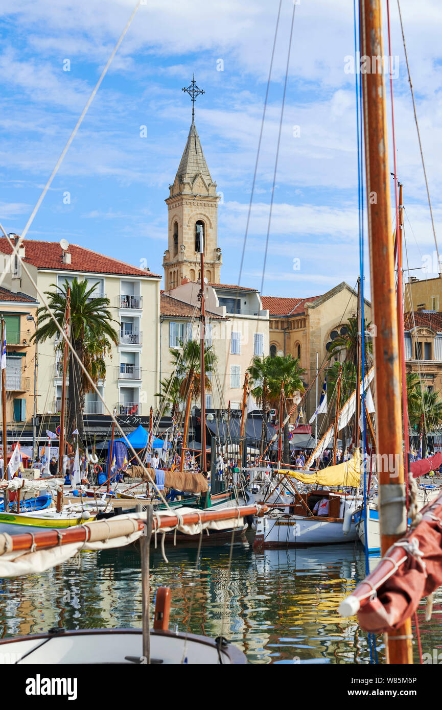 Sanary-sur-Mer (south-eastern France): the harbour. In the background, buildings bordering the quay “Quai Charles de Gaulle” in the town centre. In th Stock Photo