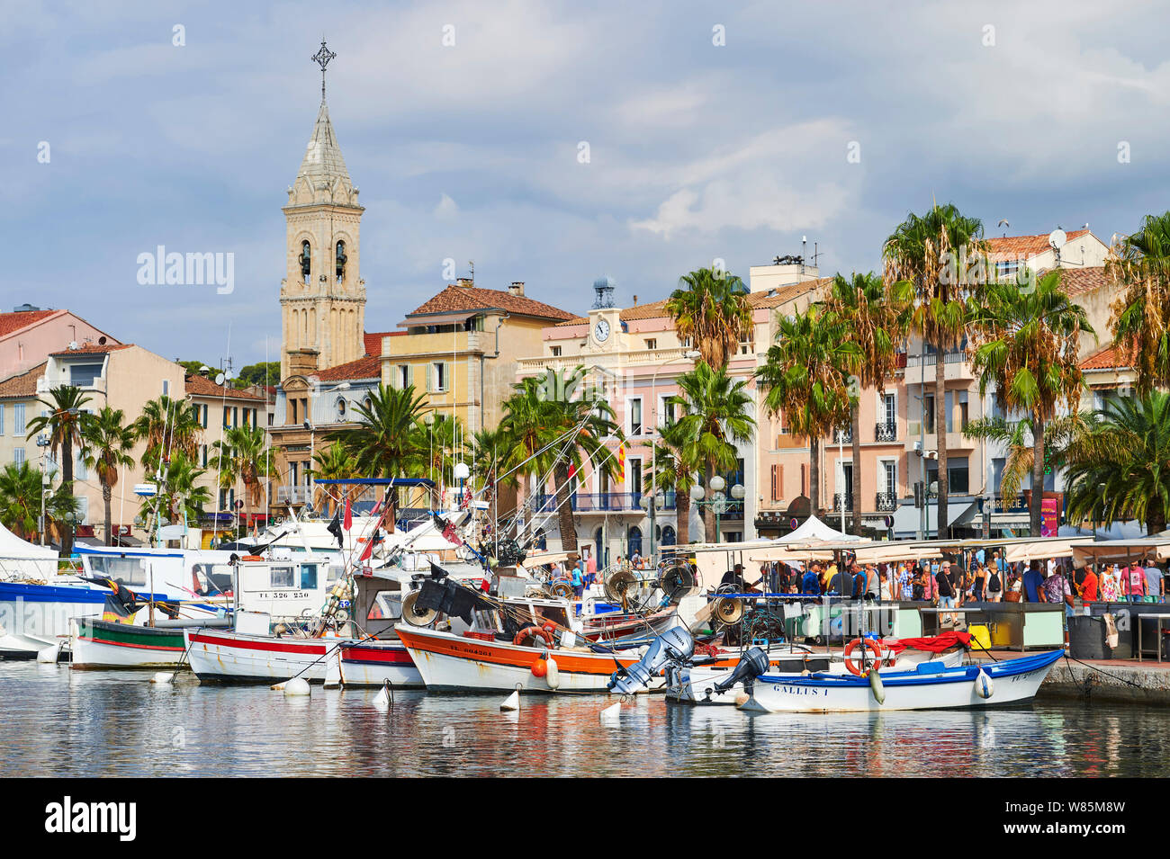 Sanary-sur-Mer (south-eastern France): the harbour. In the background, buildings bordering the quay “Quai Charles de Gaulle” in the town centre. On th Stock Photo