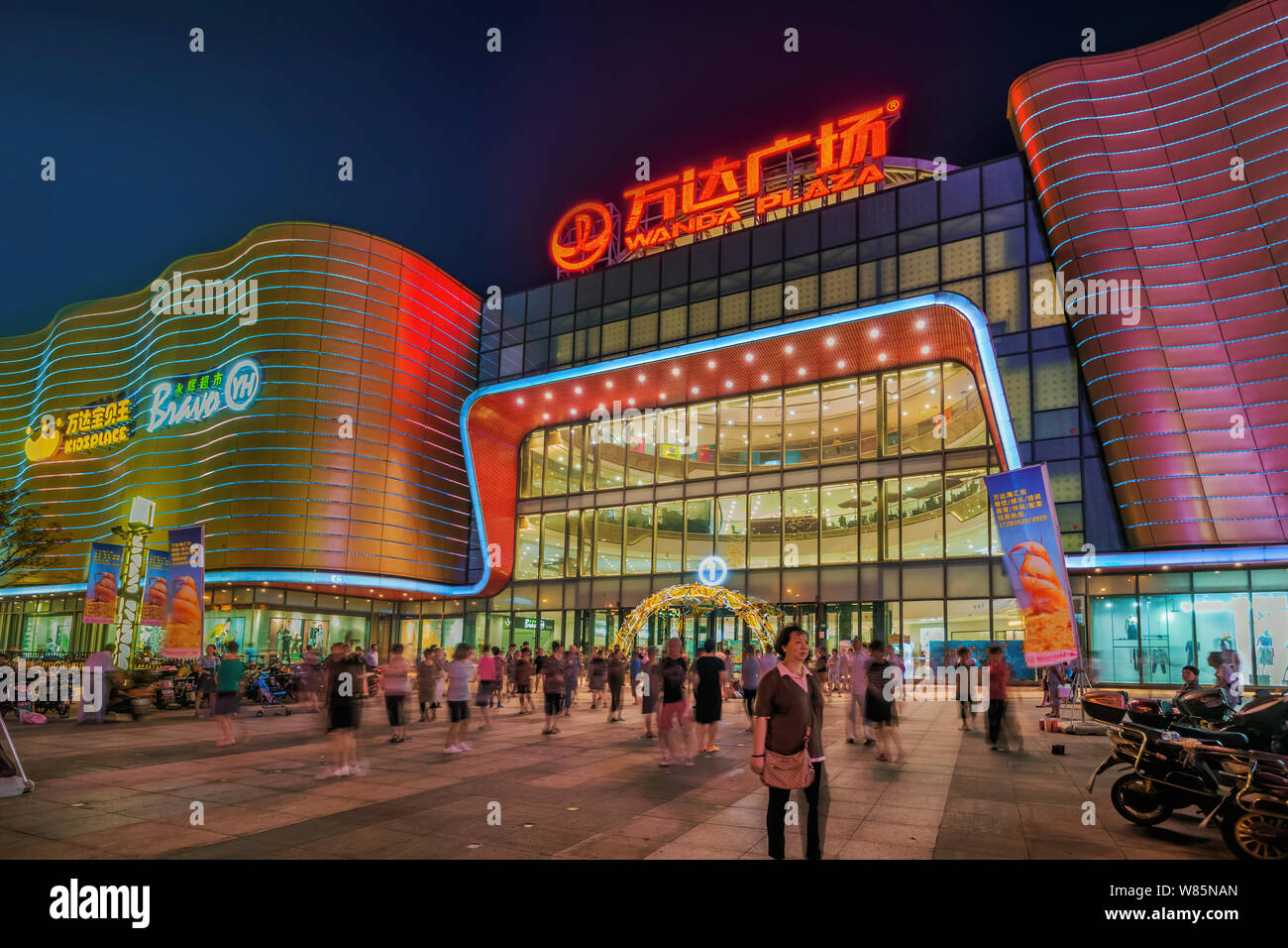 File Local Residents Visit A Wanda Plaza In Shanghai China 3 September 16 Chinese Conglomerate Dalian Wanda Group Is About To Broaden Its H Stock Photo Alamy