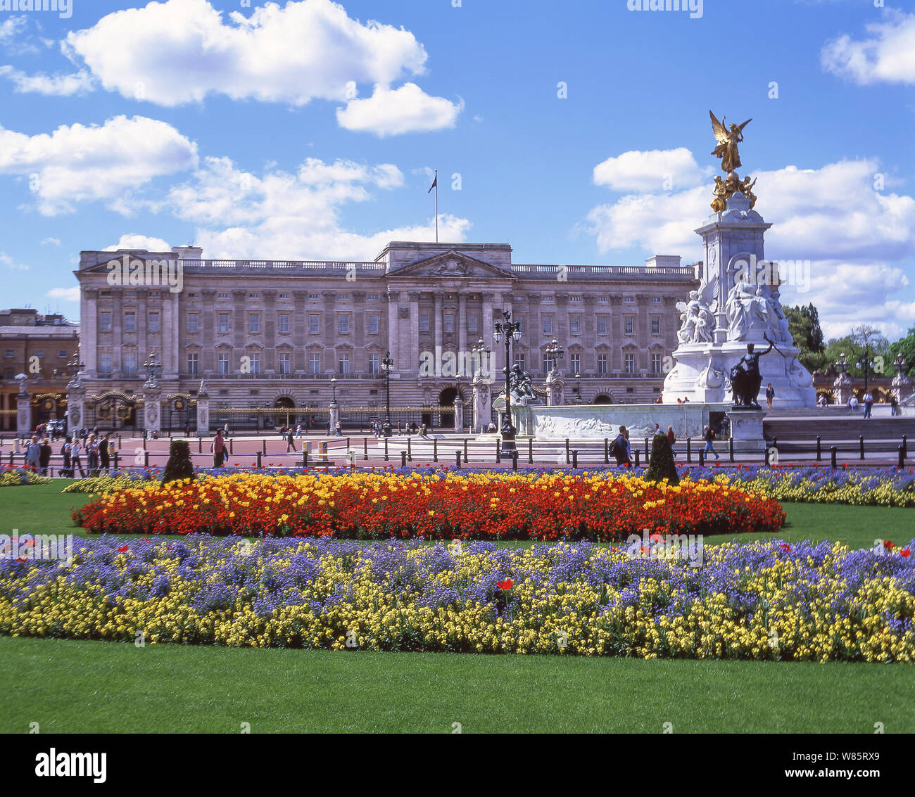 Buckingham Palace and Victoria Memorial, The Mall, City of Westminster, Greater London, England, United Kingdom Stock Photo