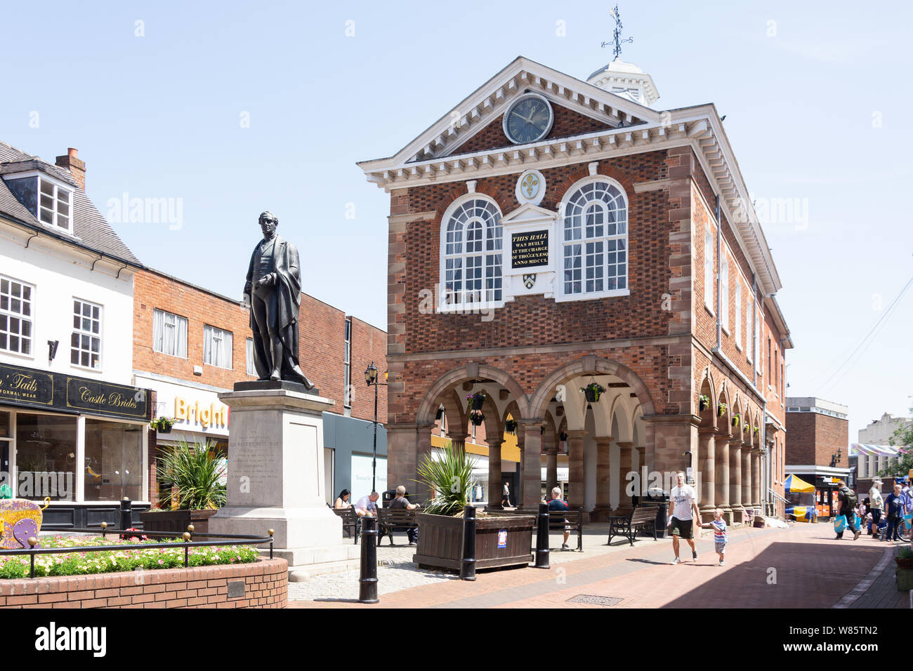 Tamworth Town Hall and Sir Robert Peel statue, Market Square. Tamworth, Staffordshire, England, United Kingdom Stock Photo