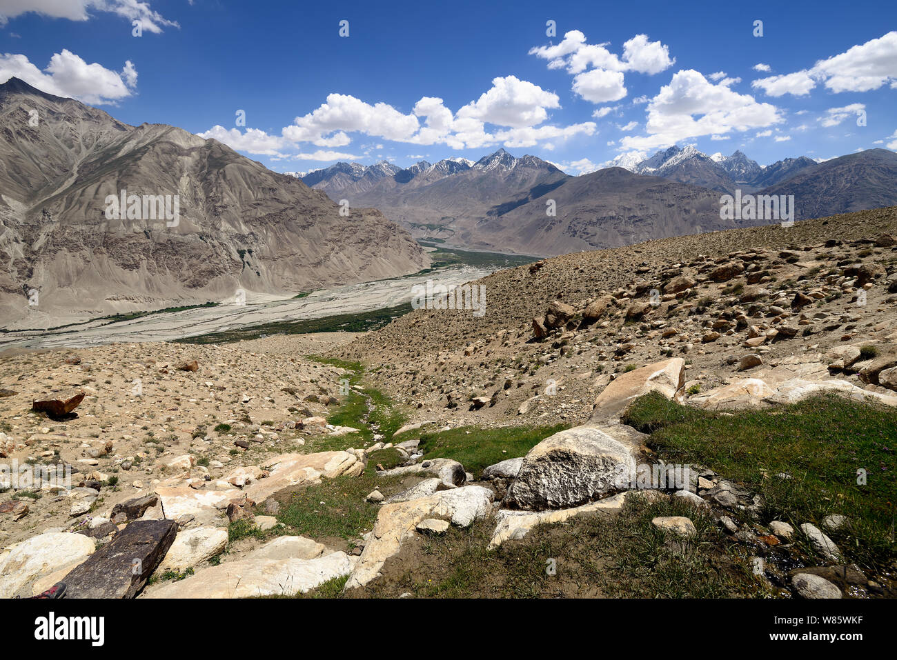 View on the Wakhan Valley in the Pamir mountain on the white Hindu Kush range in Afghanistan, Tajikistan, Central Asia Stock Photo