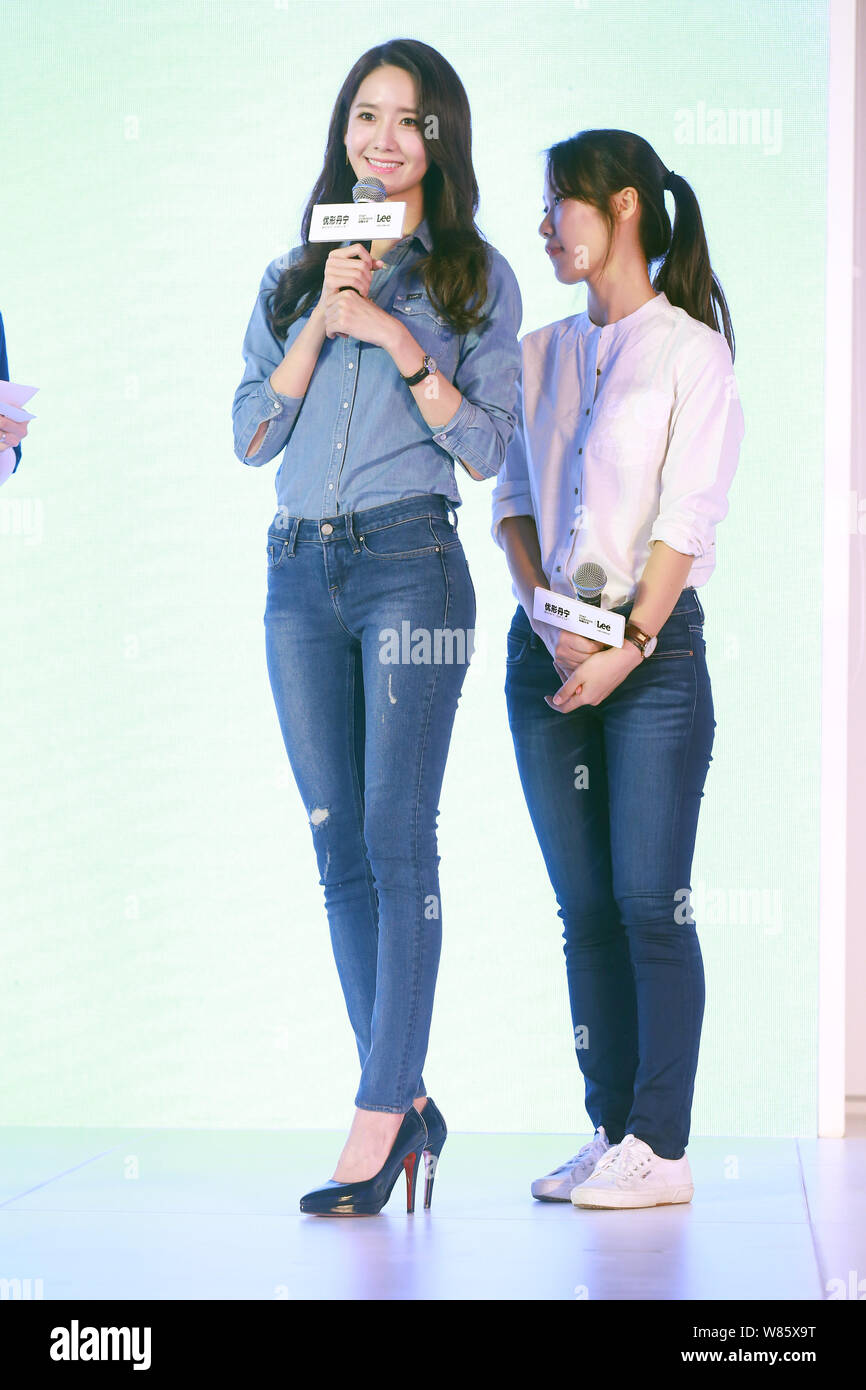 Lim Yoon-a of South Korean idol group Girls' Generation, left, poses during  a promotional event for Lee jeans in Beijing, China, 1 August 2016 Stock  Photo - Alamy