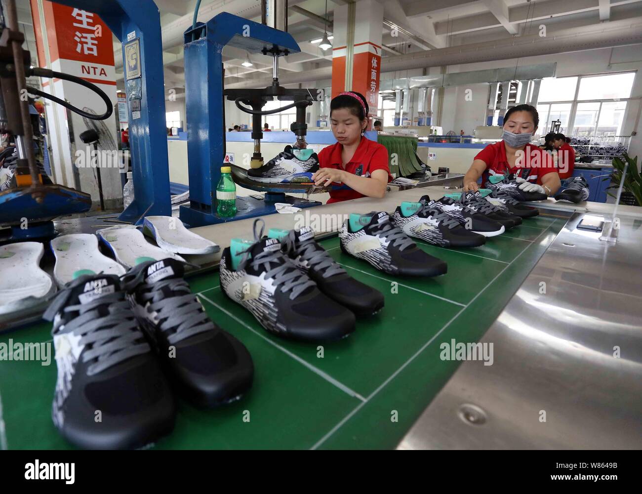 cijfer Hover rust FILE--Chinese workers make sports shoes at a factory in Jinjiang city,  southeast China's Fujian province, 27 July 2016. China's manufacturing shra  Stock Photo - Alamy