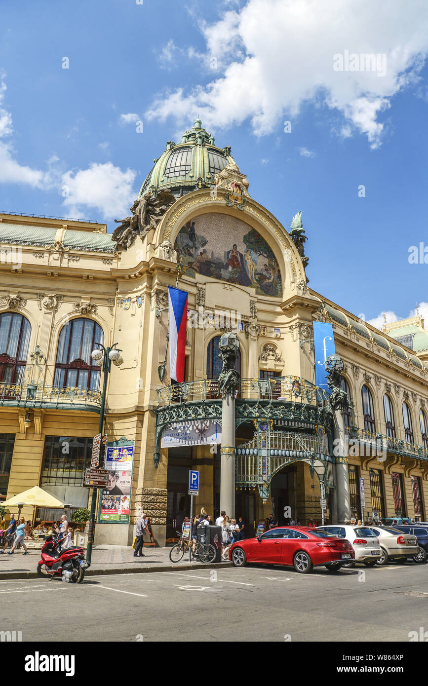 Concert review hi-res stock photography and images - Alamy - Close To Municipal House