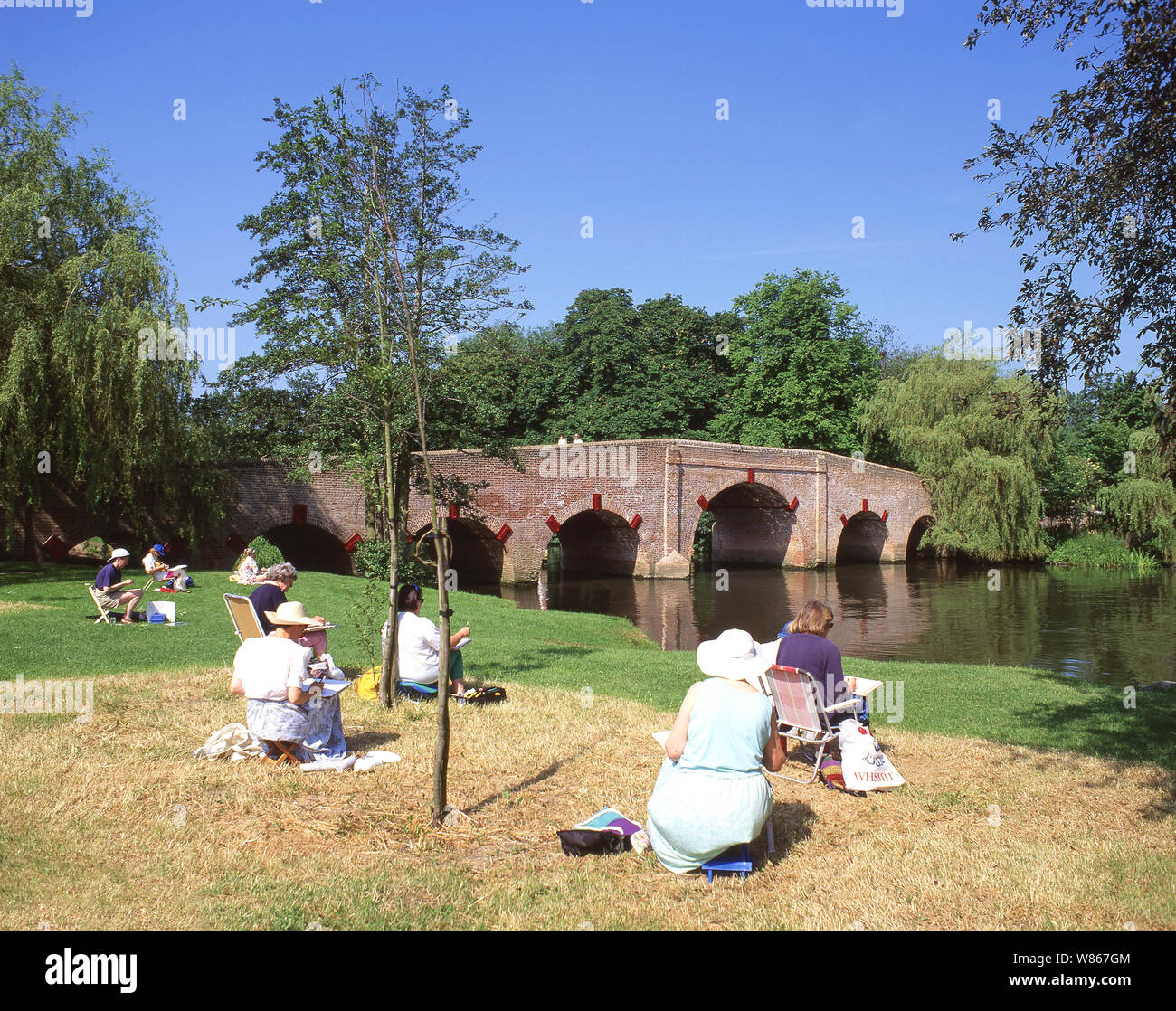Amateur artists drawing riverbank scene by River Thames, Sonning, Berkshire, England, United Kingdom Stock Photo