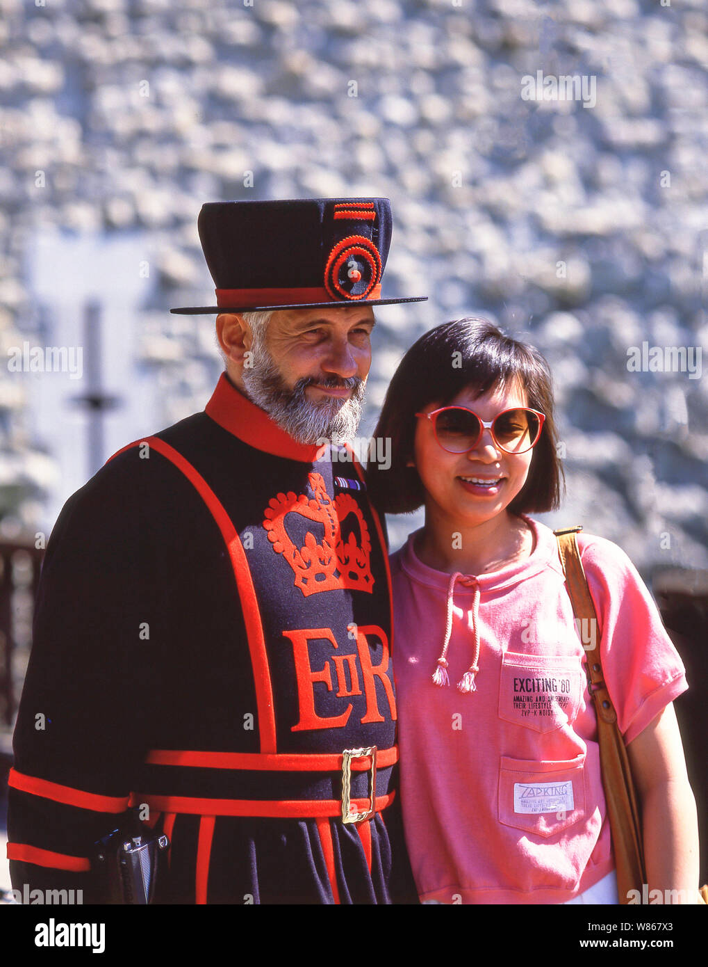 Beefeater (Yeomen Warder)  with Asian tourist, Tower of London, Tower Hill, The Borough of Tower Hamlets, Greater London, England, United Kingdom Stock Photo