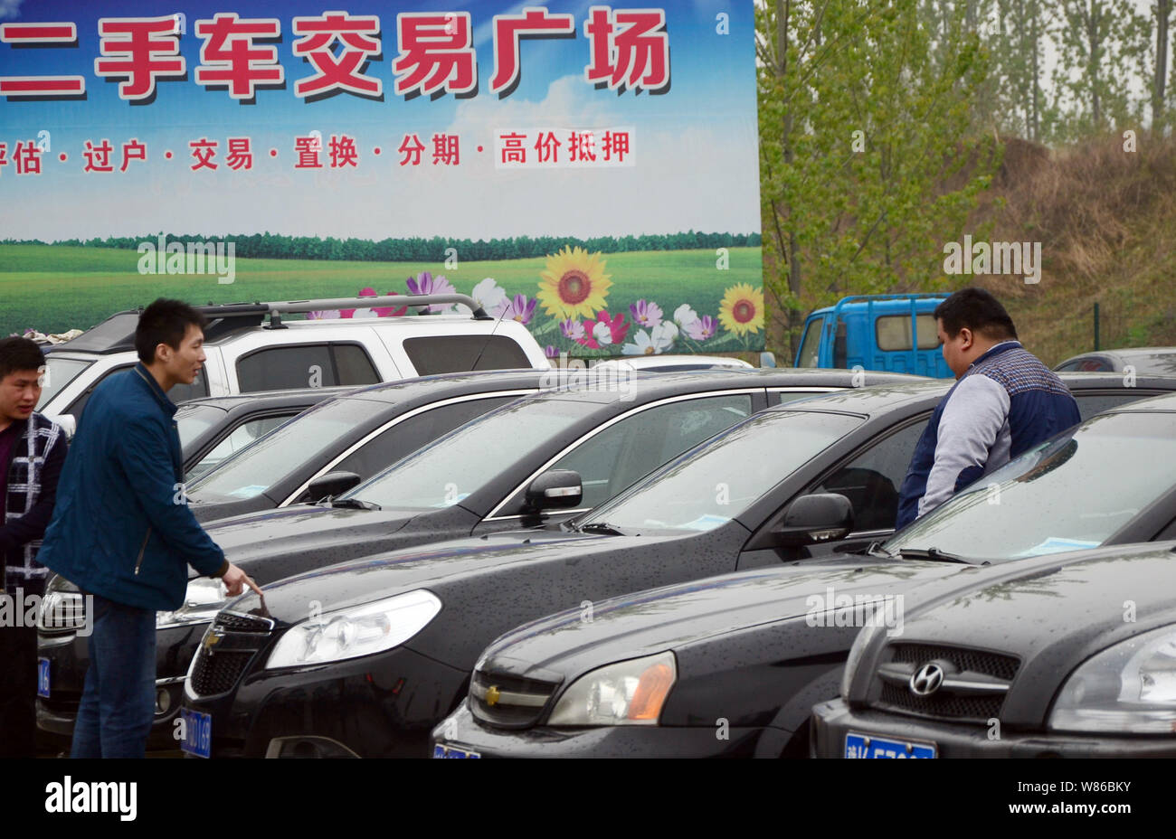--FILE--Chinese buyers look at used cars at a second-hand automobile market in Xuchang city, central China's Henan province, 5 April 2016.  A fast-gro Stock Photo