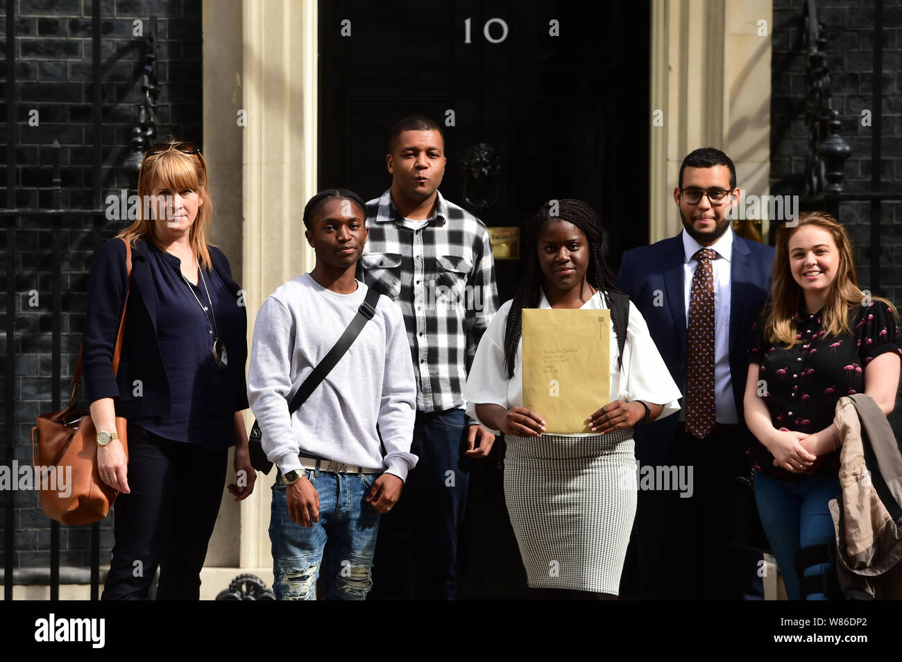 Sarah Jones MP (left) with young people, left to right) Demetri, Zak, Eden, Hamza and Rosa (surnames not given) who have been affected by knife crime to deliver a letter to 10 Downing Street asking to be listened to, in the debate on knife crime. Stock Photo