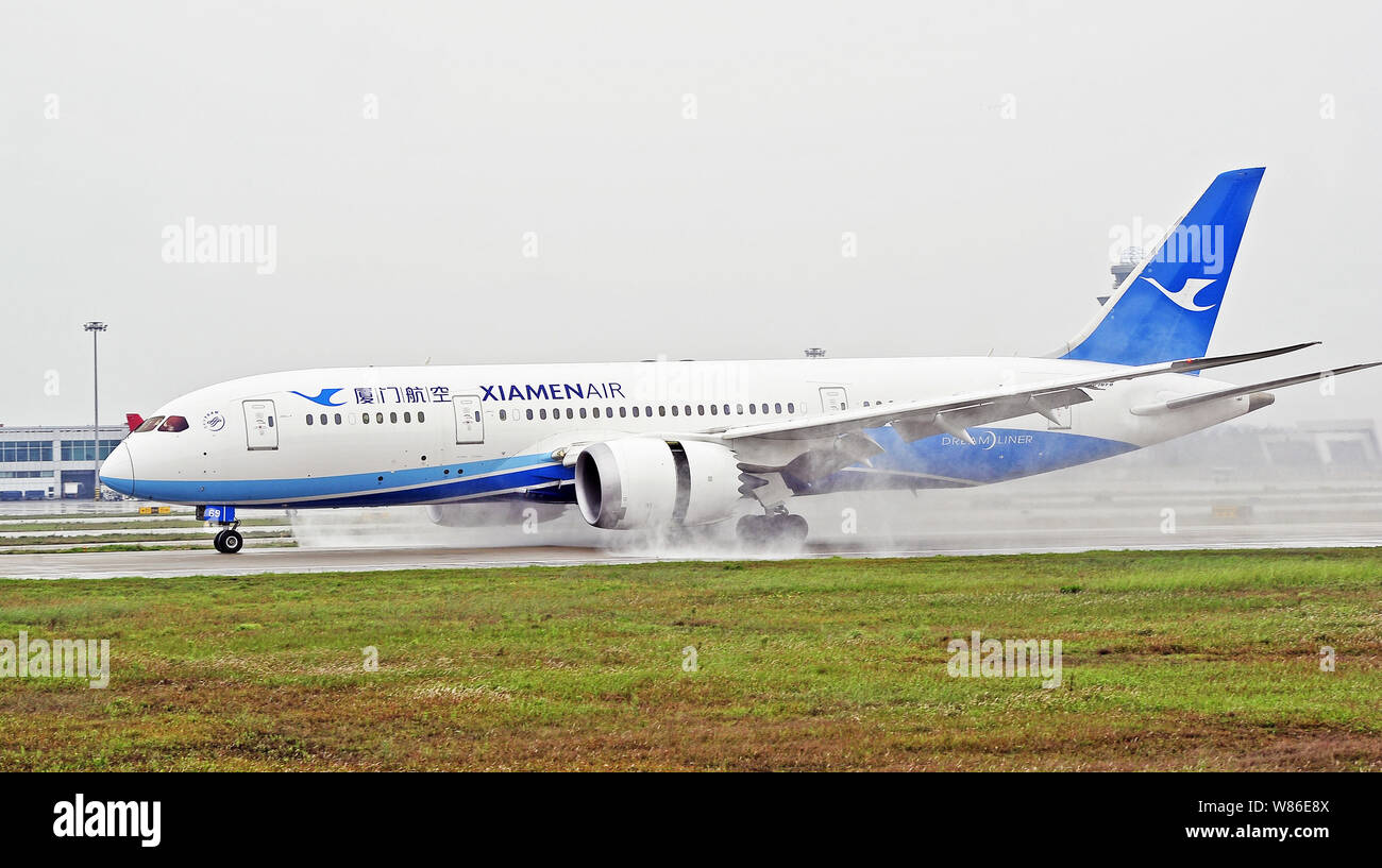 --FILE--A Boeing 787-8 Dreamliner of Xiamen Air landsat the Fuzhou Changle International Airport in Fuzhou city, southeast China's Fujian province, 11 Stock Photo