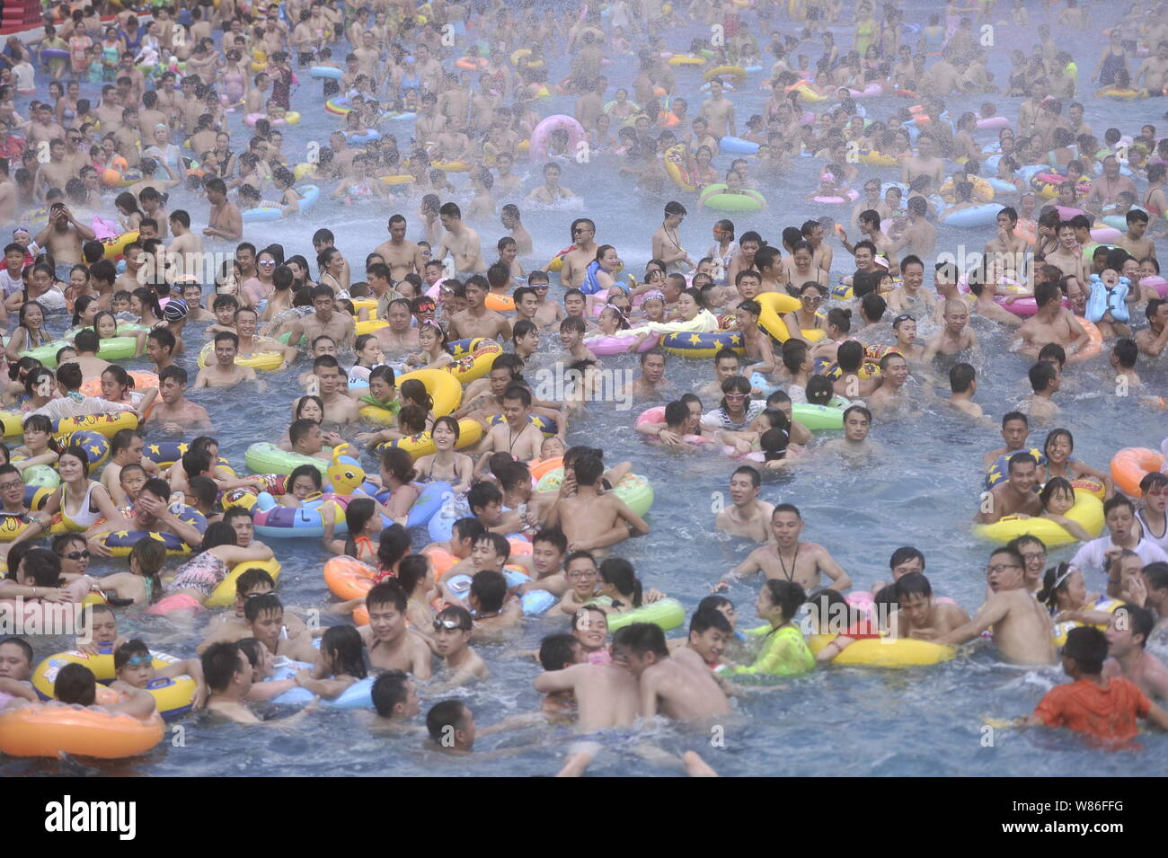 China swimming pool crowd hi-res stock photography and images - Alamy