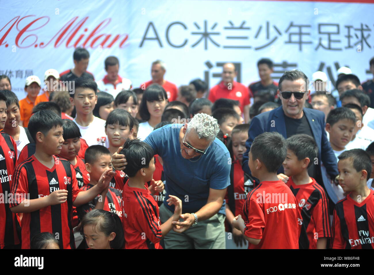 Former Italian football superstar Roberto Baggio, center, interacts with  young players at the closing ceremony for the AC Milan Junior Camp in  Qingdao Stock Photo - Alamy