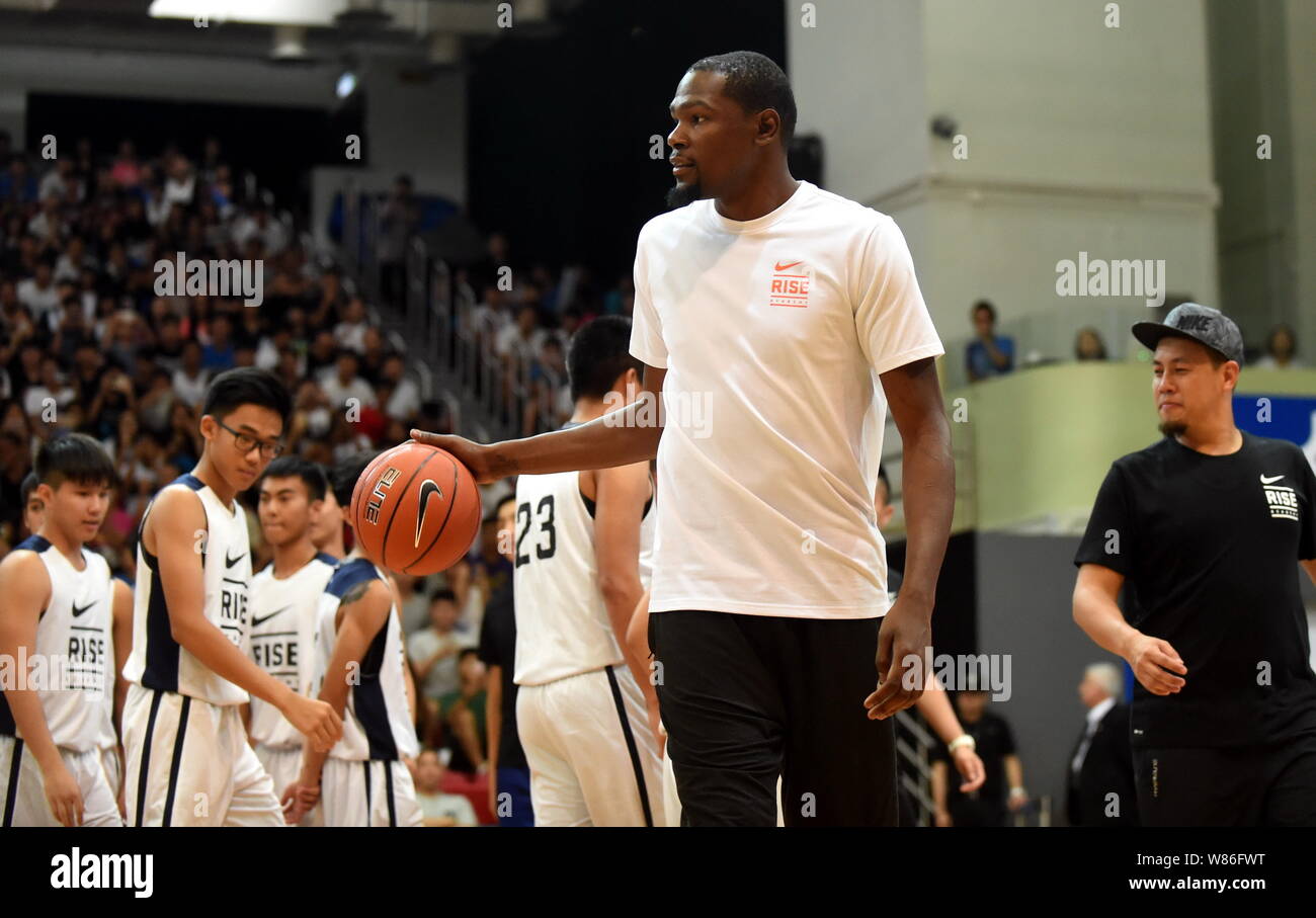 NBA star Kevin Durant shows his basketball skills at a promotional event  for Nike Rise Academy during his Asia tour in Hong Kong, China, 12 July  2016 Stock Photo - Alamy