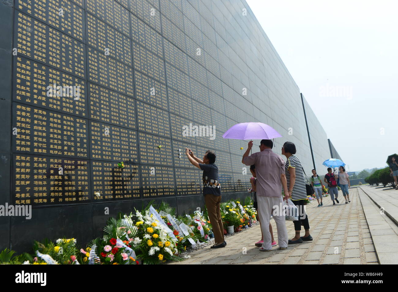 People mourn for the victims of the 1976 Tangshan Great Earthquake at the Tangshan Earthquake Memorial Park in Tangshan city, north China's Hebei prov Stock Photo