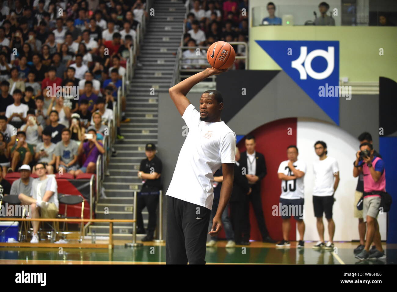 шега грозде инстанция nike rise academy 