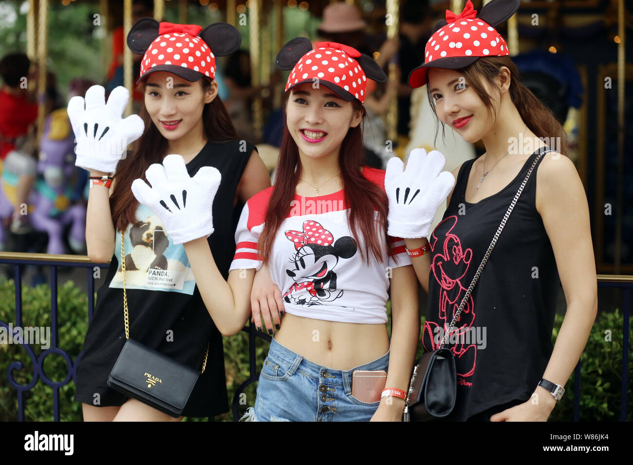 minnie mouse hat disneyland