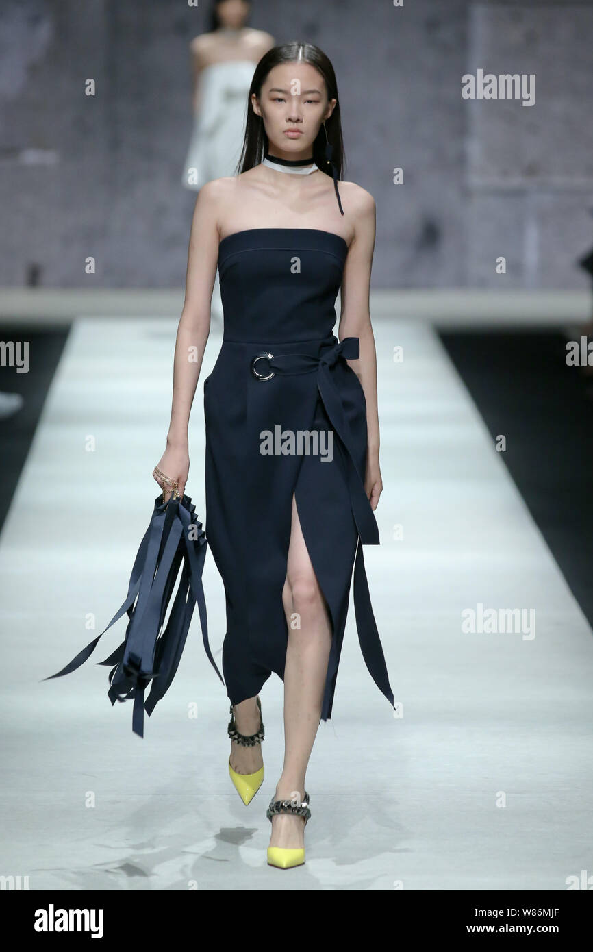 A model displays a new creation by Chinese fashion designer Lv Yan or Lu Yan  at a fashion show of the Comme Moi Fall/ Winter 2016 collection in Beijin  Stock Photo - Alamy