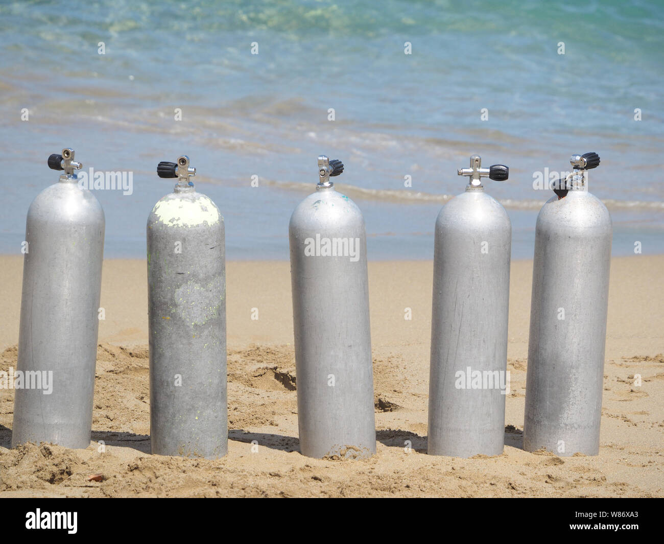Dive cylinders hires stock photography and images Alamy