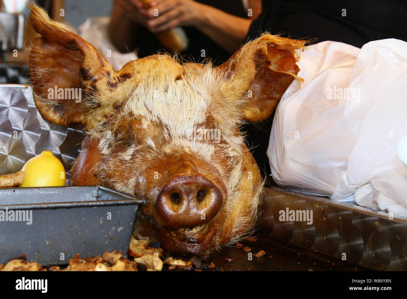 RED MEAT. PORK. ROASTED PIG HEAD FOR HUMAN CONSUPTION. HUMANS EATING TO MUCH MEAT. SCIENTISTS FROM THE UNITED NATIONS CLIMATE PANEL SPECIAL REORT SUGGESTS PLANT BASED DIET  AS A MAJOR OPPORTUNITY FOR MITIGATING AND ADAPTING TO CLIMATE CHANGE. FOOD. DIET. Stock Photo