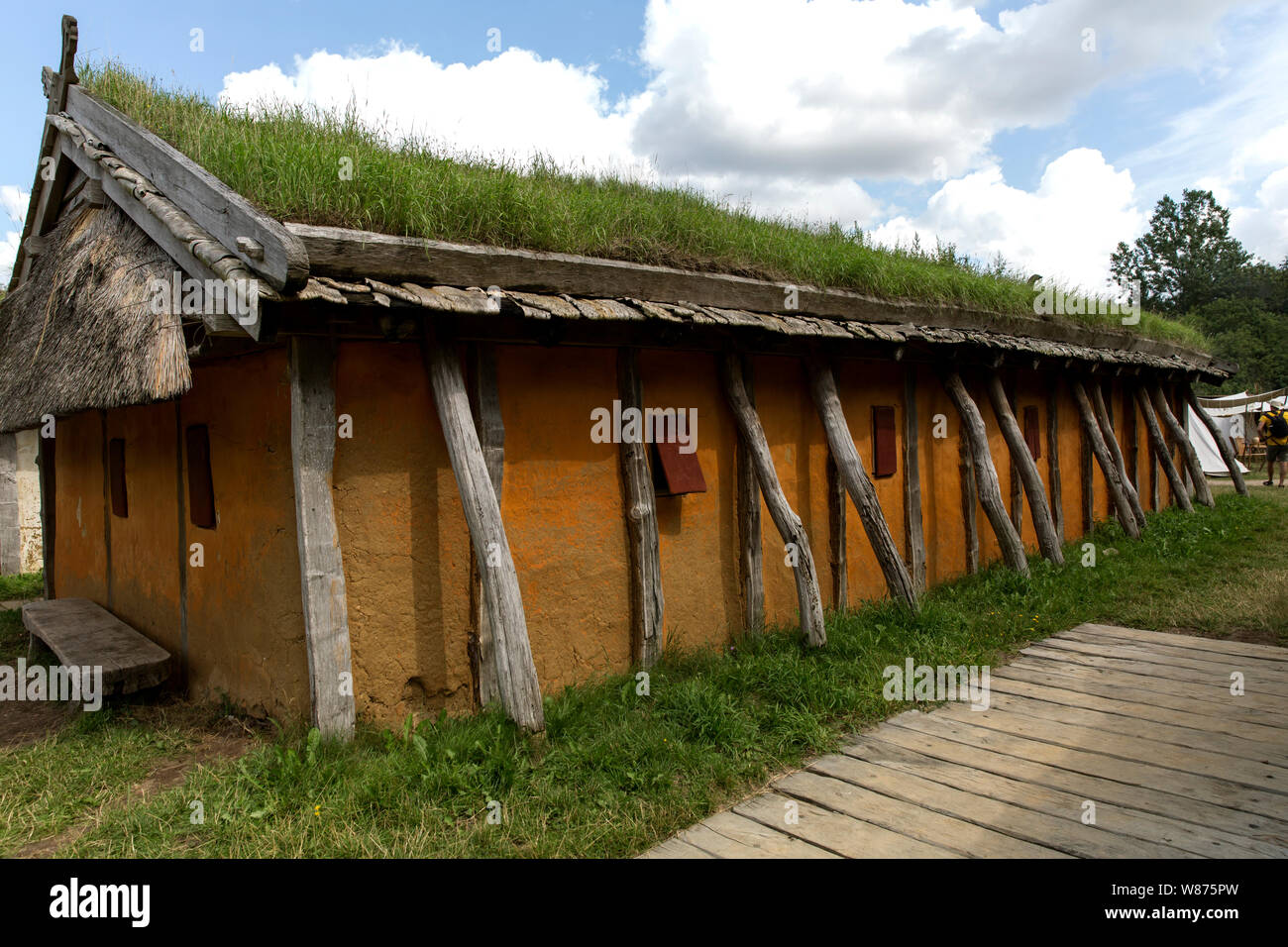 Reconstructed Viking house from around year 980 at Ribe Viking Centre in Lostrupholm near Ribe, Denmark.  The house was found in Ribe during an archaeological excavation and reconstructed at the nearby Viking Centre. Stock Photo