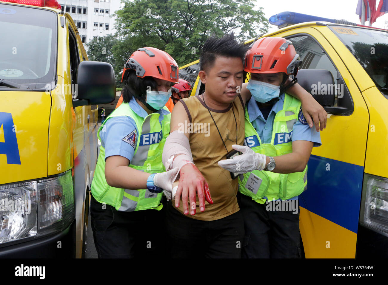 Quezon City, Philippines. 8th Aug, 2019. Rescuers help a mock victim during an earthquake drill in Quezon city, the Philippines, Aug. 8, 2019. The National Risk Reduction and Management Council on Thursday organized an earthquake drill to test the readiness of rescuers and the public in case of disasters. Credit: Rouelle Umali/Xinhua/Alamy Live News Stock Photo