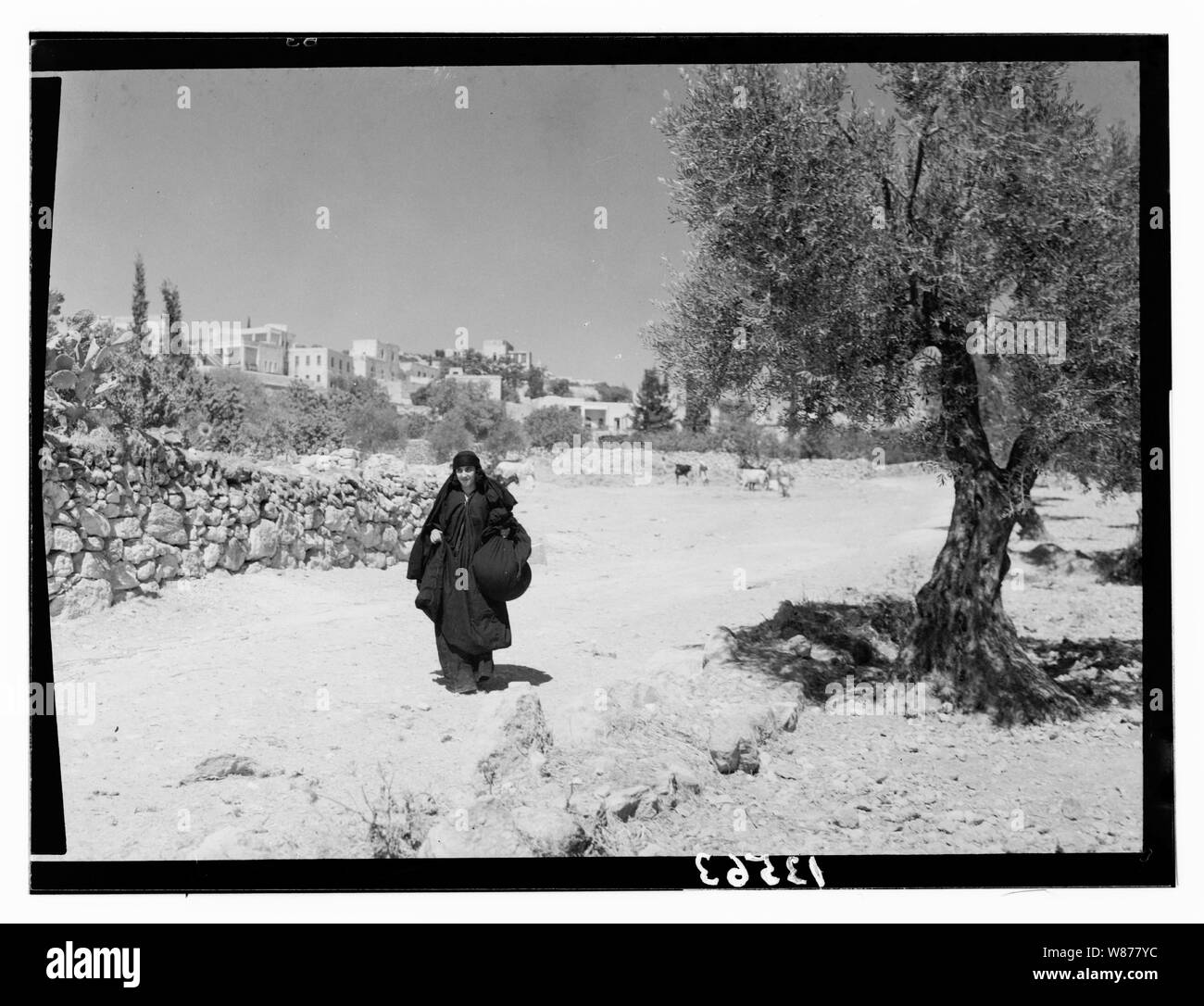 Ruth story. Ruth story. Ruth carrying off wheat measured by Boaz (Sirvart), Bethlehem in background Stock Photo