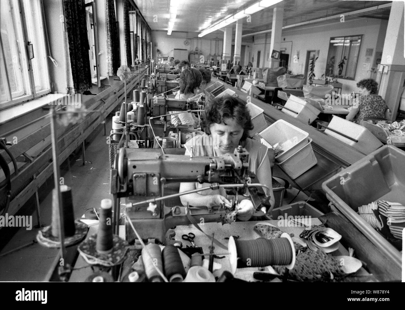 01 January 1990, Berlin, Luckenwalde: The Luckenwalder shoe factory produced sports shoes for the Soviet Union. The company was not for sale in 1990. The photo shows how small the workplaces were automated, low productivity. Best possible image quality, exact shooting date unknown. Photo: Paul Glaser/dpa-Zentralbild/ZB Stock Photo