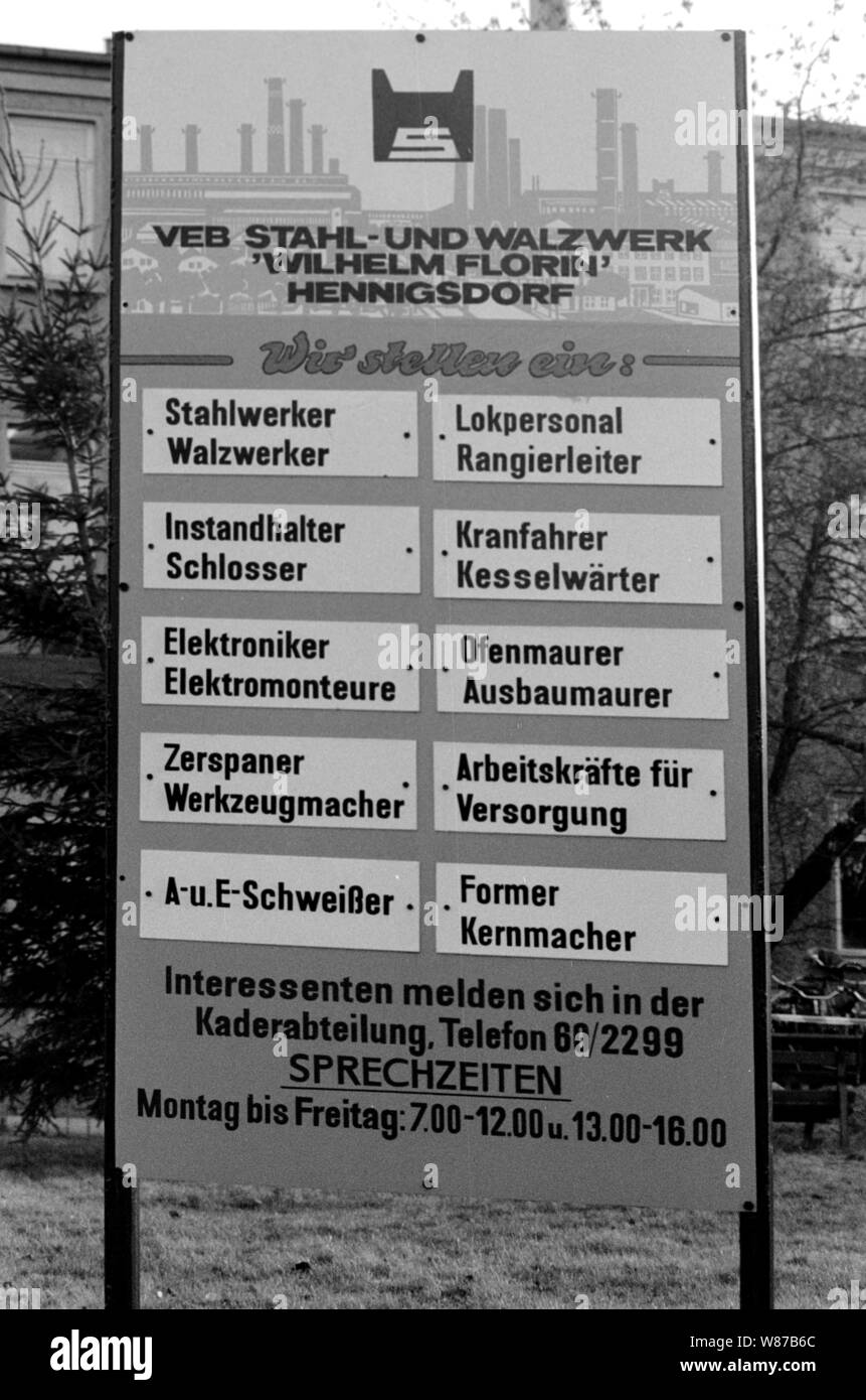 01 January 1990, Berlin, Henningsdorf: GDR/Brandenburg/Industry/December  1989 Steelworks Henningsdorf Sign at the entrance: Workers urgently needed.  The plant was later shut down by the Treuhand, only a part was preserved.  // Trade