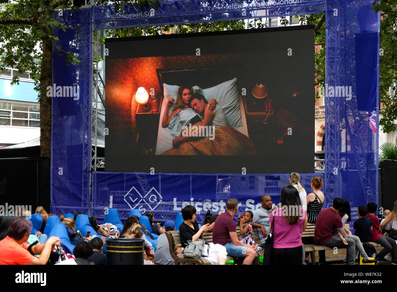Leicester Square, London, UK. 8th August 2019. People watching a free open  air screening of Mamma Mia – Here we go again! at the Leicester Square  Summer Screenings. Credit: Matthew Chattle/Alamy Live