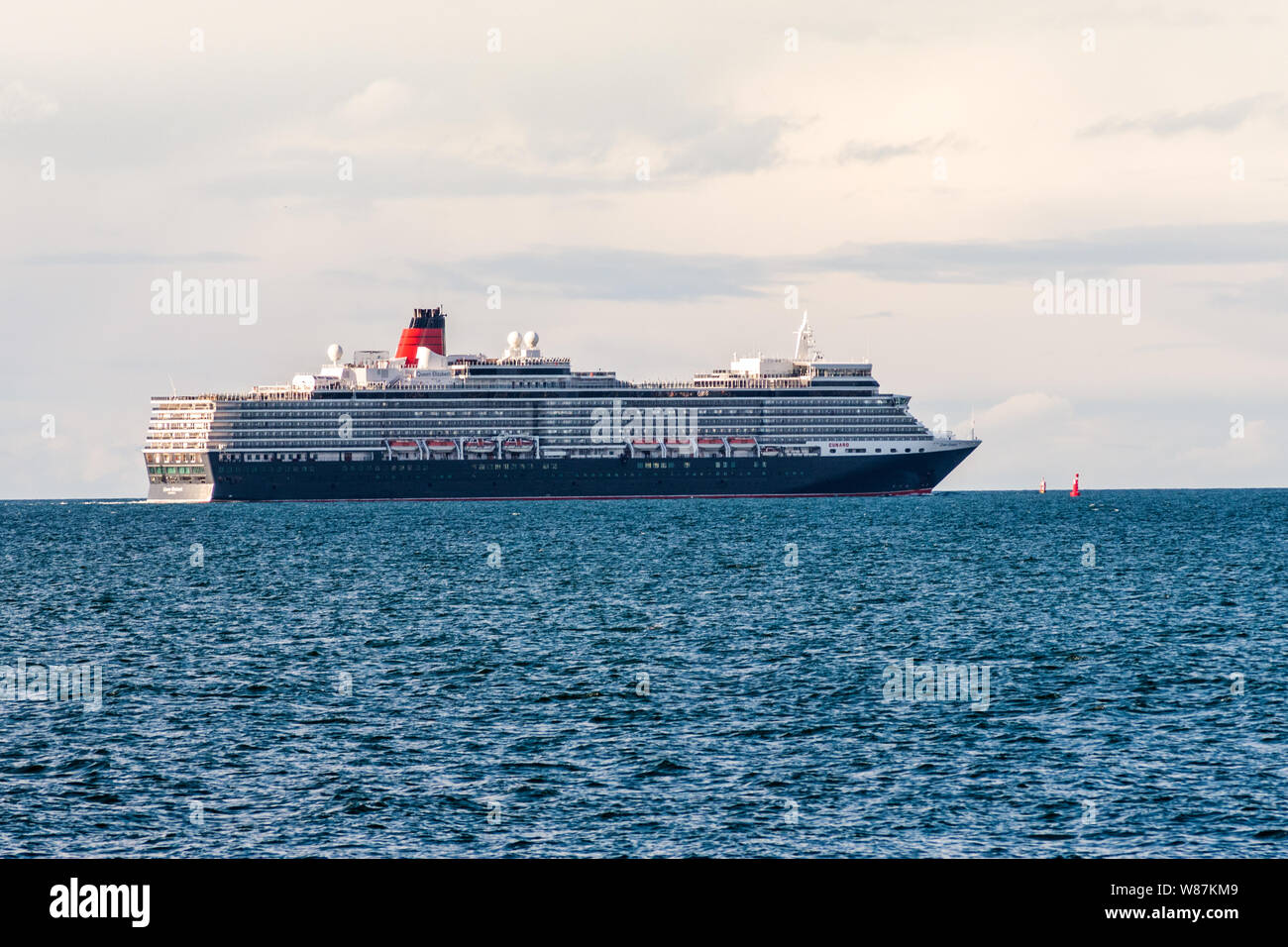 The Cunard Lines Queen Elizabeth Leaving Belfast Northern Ireland Stock Photo Alamy