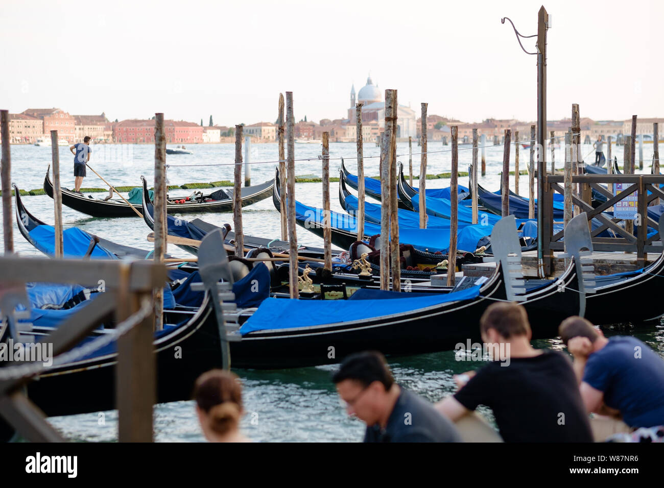 Beautiful couple in venice hi-res stock photography and images - Alamy
