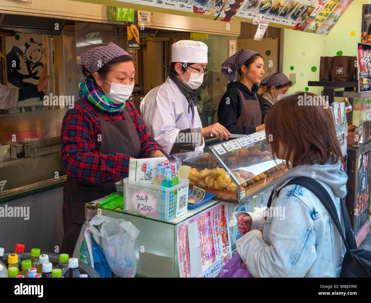 Stall selling fast food in Asakusa near the Buddhist temple of Senso-ji, Taito,Tokyo, Japan Stock Photo