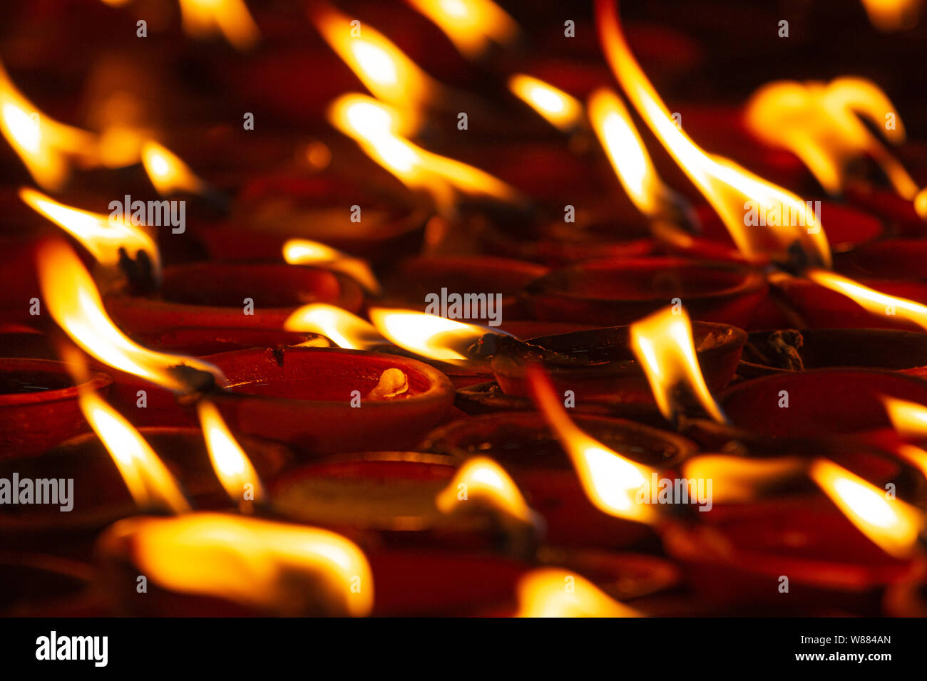 Indische Kerzen im Tempel am Diwali Fest der Lichter Stock Photo