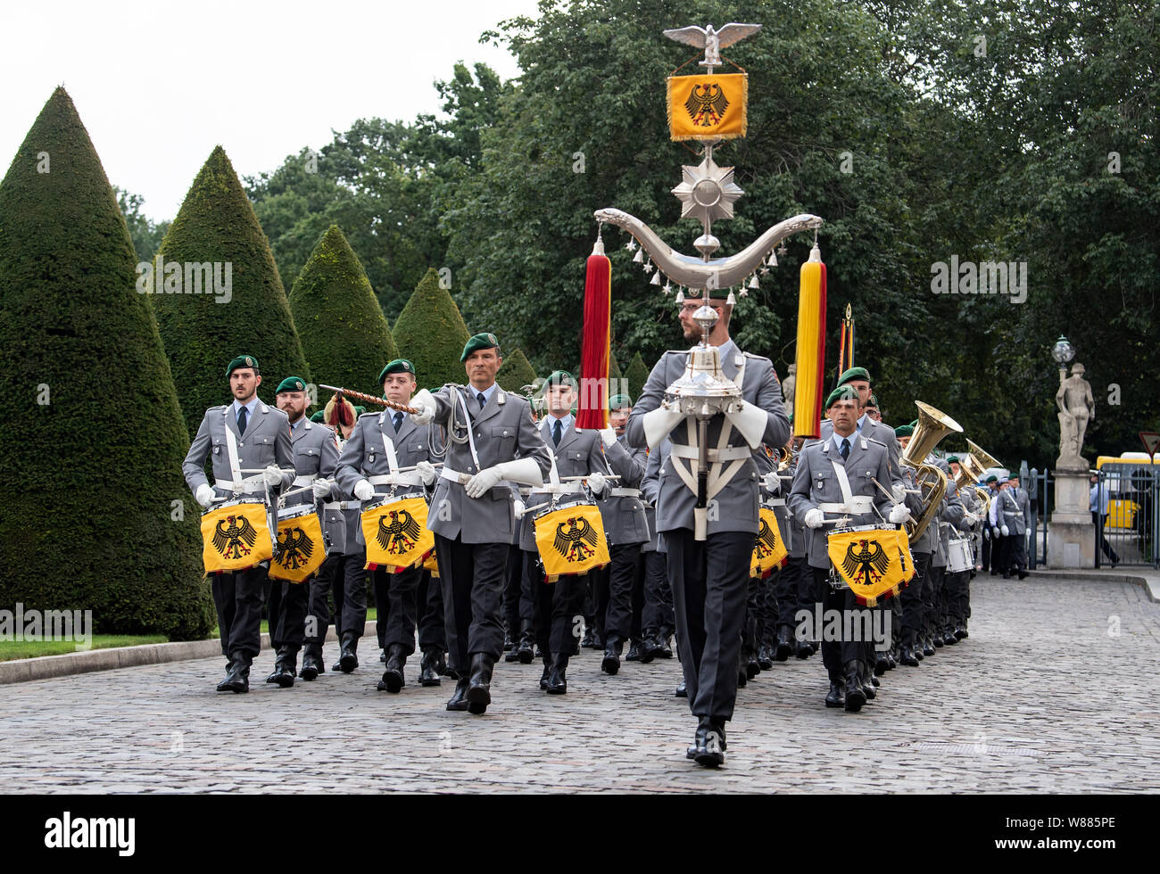 Berlin, Germany. 08th Aug, 2019. The Bundeswehr Staff Music Corps marches through the entrance to Schloss Bellevue before the Portuguese President is greeted by the Federal President. The Staff Music Corps is responsible for welcoming the state guests of the Federal President, the Federal Chancellor and the Ministry of Defence. Credit: Bernd von Jutrczenka/dpa/Alamy Live News Stock Photo