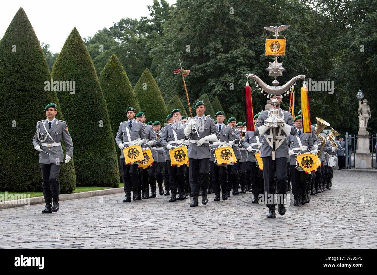 Berlin, Germany. 08th Aug, 2019. The Bundeswehr Staff Music Corps marches through the entrance to Schloss Bellevue before the Portuguese President is greeted by the Federal President. The Staff Music Corps is responsible for welcoming the state guests of the Federal President, the Federal Chancellor and the Ministry of Defence. Credit: Bernd von Jutrczenka/dpa/Alamy Live News Stock Photo
