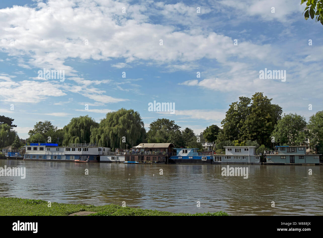 Mooring houseboat hires stock photography and images Alamy