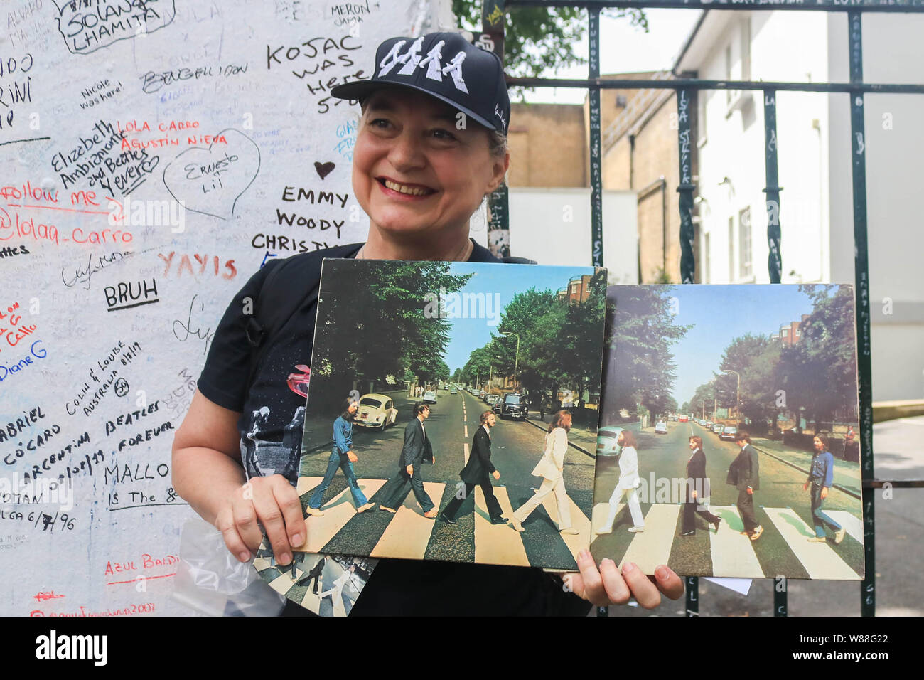 London UK. 8th August 2019. Beatles fans celebrate the  50th anniversary of the Abbey Road album released on 8 August 1969.Credit: amer ghazzal/Alamy Live News Stock Photo