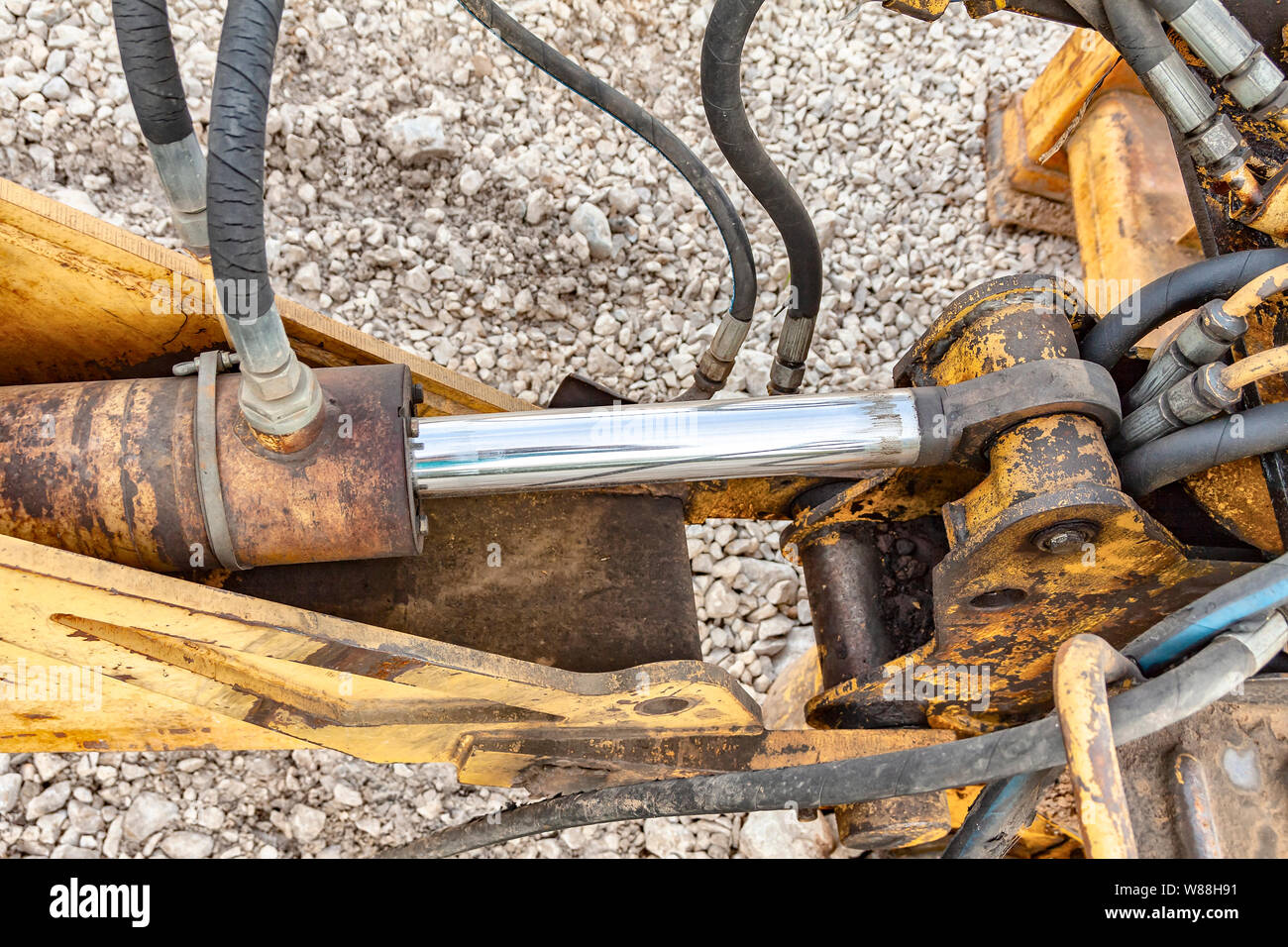 hydraulics tractor yellow. focus on the hydraulic pipes Stock Photo Alamy