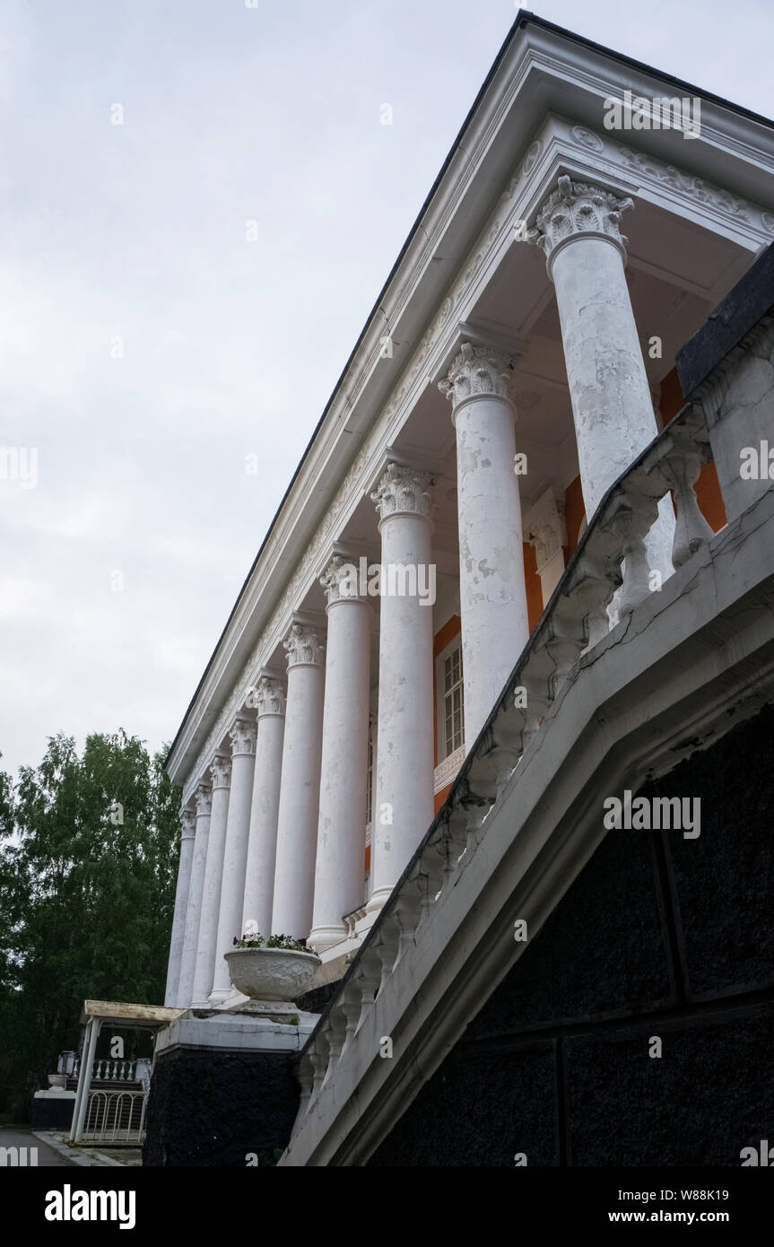 Colonnade building, bottom view, perspective and contrasts of colors and lines Stock Photo