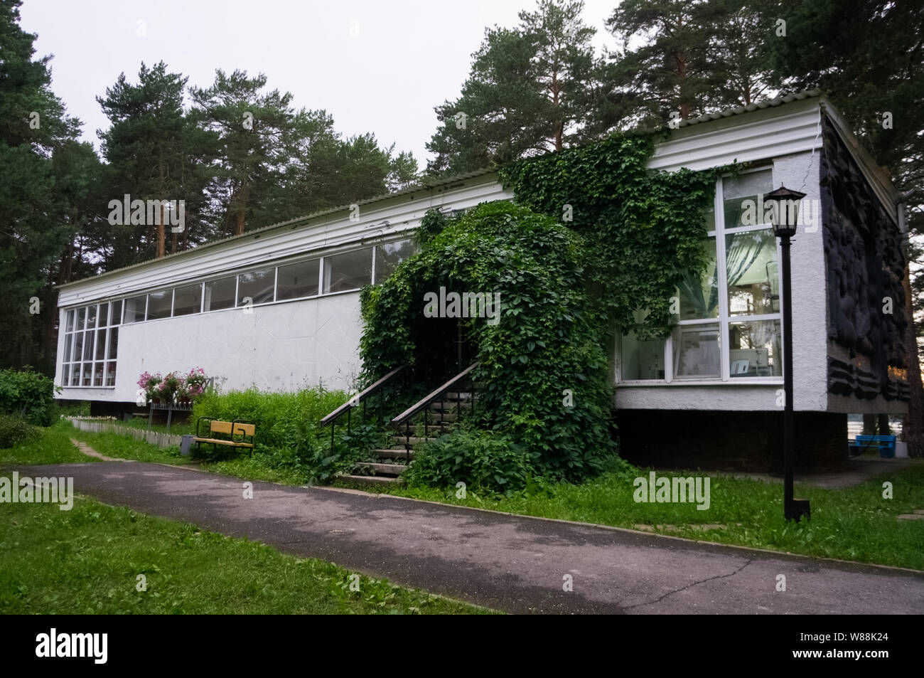 Laconic white building of a drinking pump room with mineral water in greenery Stock Photo