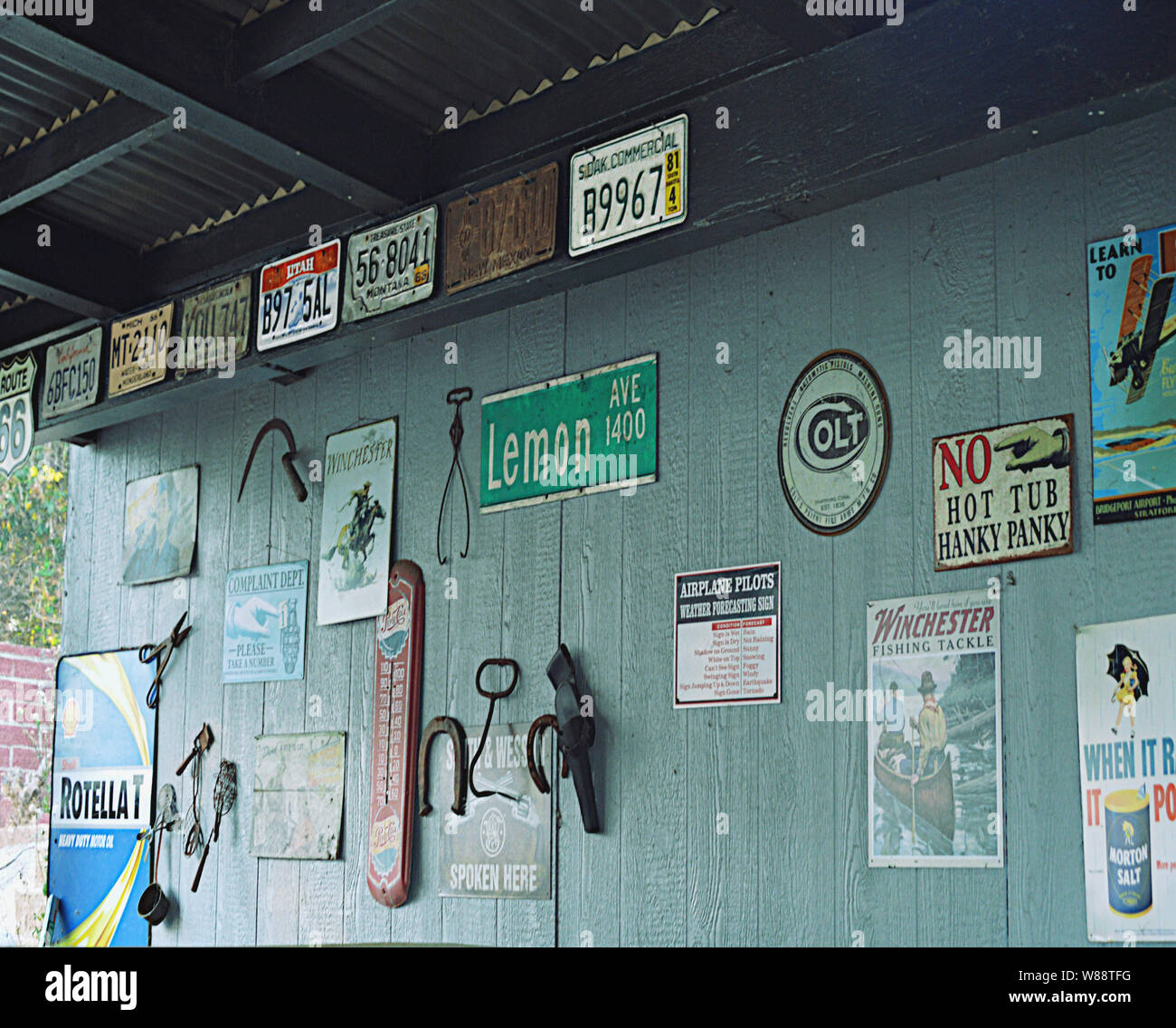 Metal antique signs hires stock photography and images Alamy