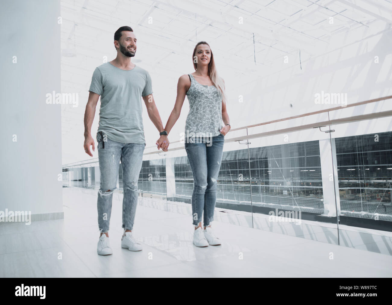 modern couple standing in airport terminal Stock Photo - Alamy