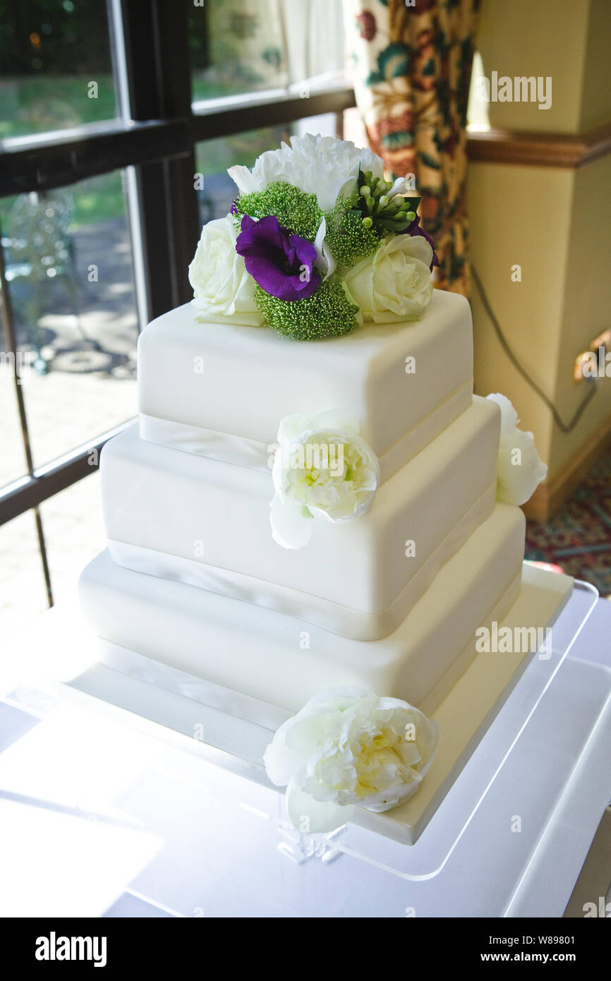 Square tiered cake hi-res stock photography and images - Alamy