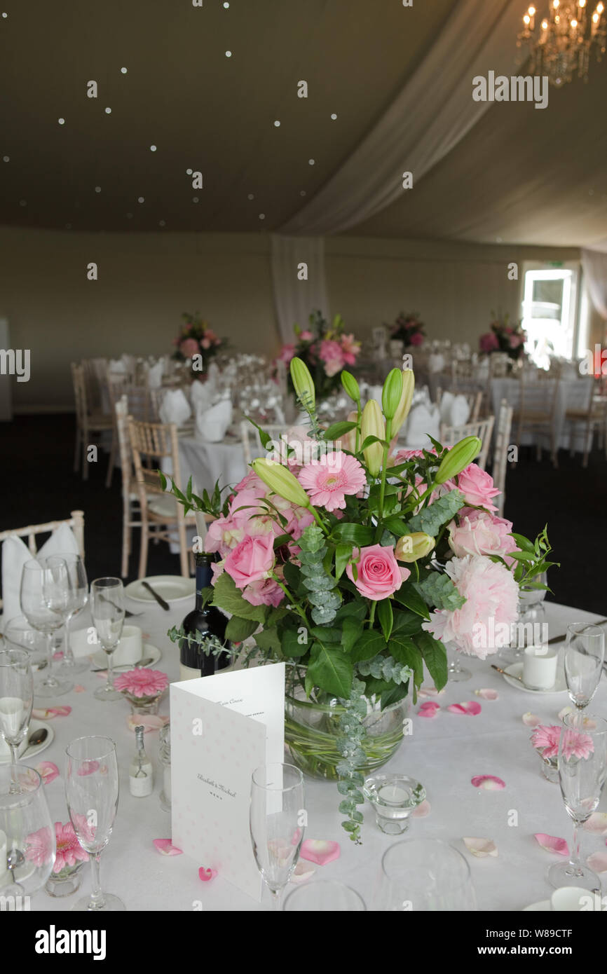 Pink Floral Wedding Table Decorations Stock Photo - Alamy