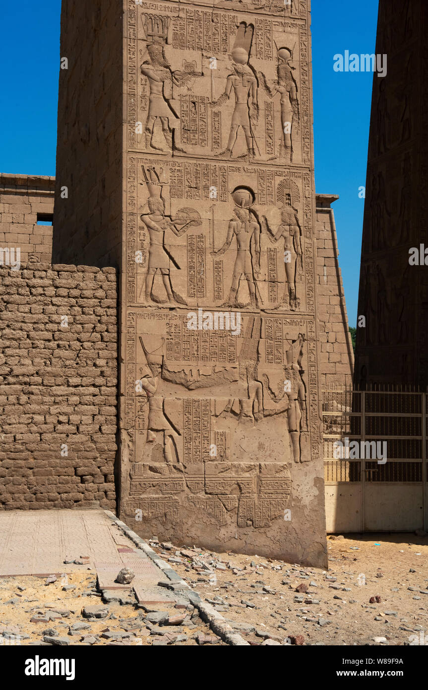 Depictions of Phatoahs giving honour to the Egyptian Gods (whose faces have been removed),  Temple of Amun, Karnak, Luxor, Egypt Stock Photo