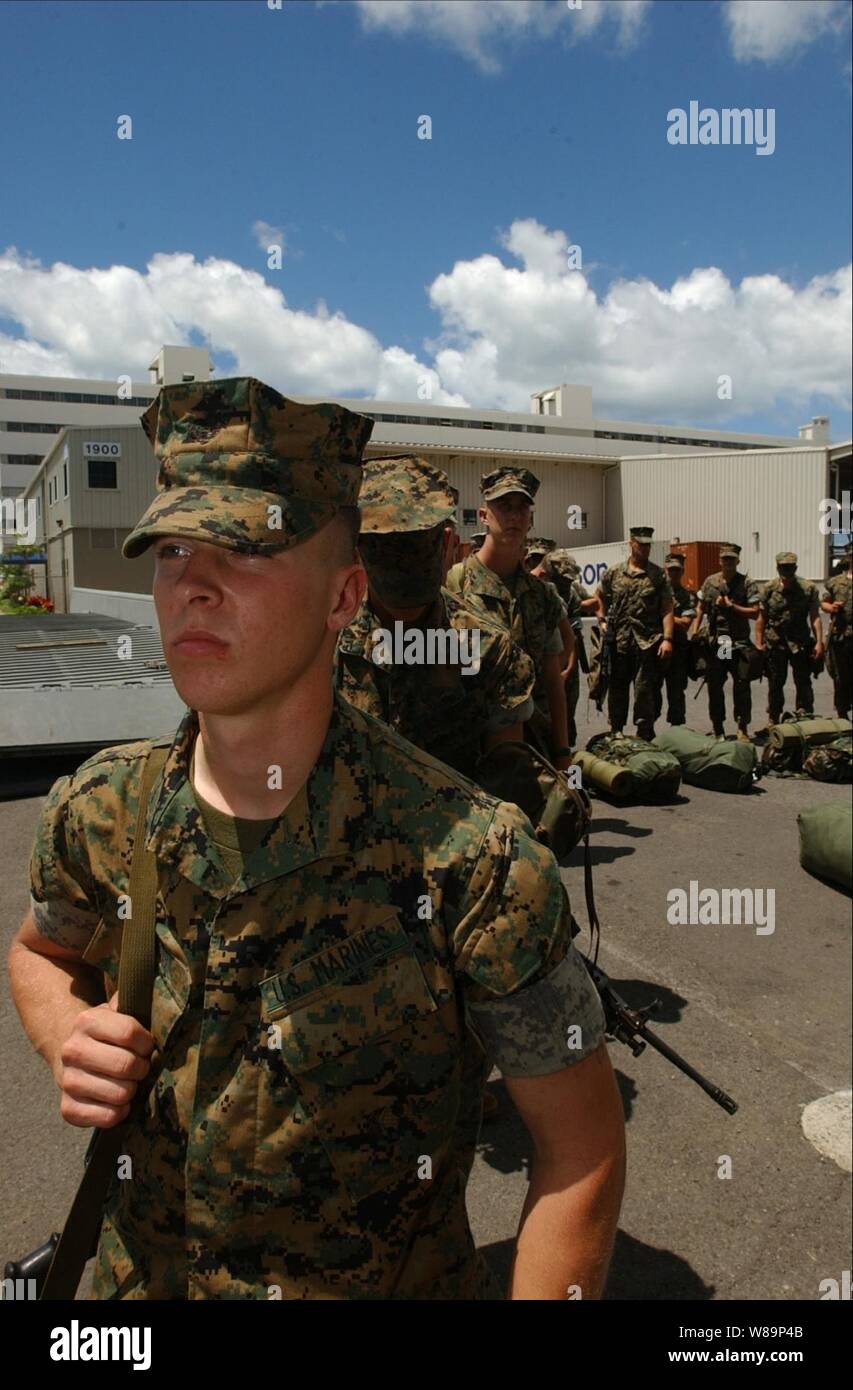 Marines assigned to 3rd Battalion, 3rd Marine Regiment, line up to embark on the USS Tarawa (LHA 1) during Rim of the Pacific Exercise 2004 in Pearl Harbor, Hawaii, on July 5, 2004.  Rim of the Pacific is an international exercise that enhances the joint cooperation and proficiency of maritime and air forces of Australia, Canada, Chile, Peru, Japan, Republic of Korea, the United Kingdom and the United States. Stock Photo